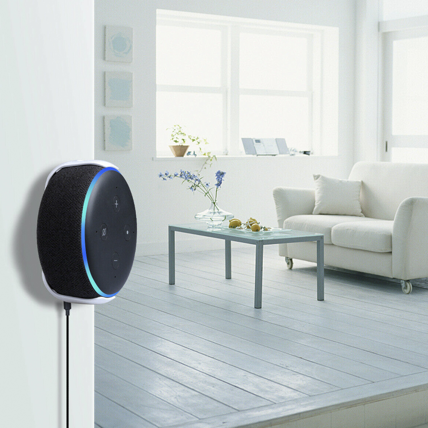 Altavoz inteligente blanco montado en una pared. Luz azul alrededor del borde. Fondo de habitación blanca.
