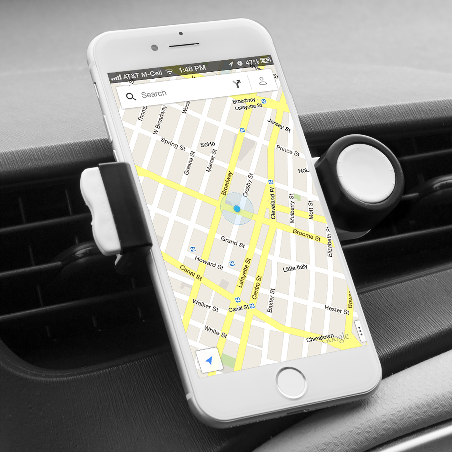 Un teléfono inteligente blanco que muestra un mapa en un soporte para automóvil. La hora es la 1:48 PM.