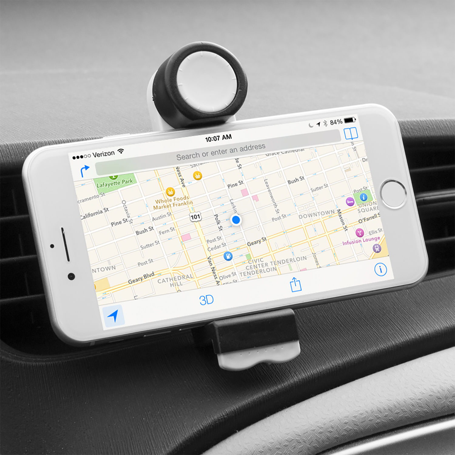Smartphone en soporte de coche, mostrando una app de navegación con mapa.
