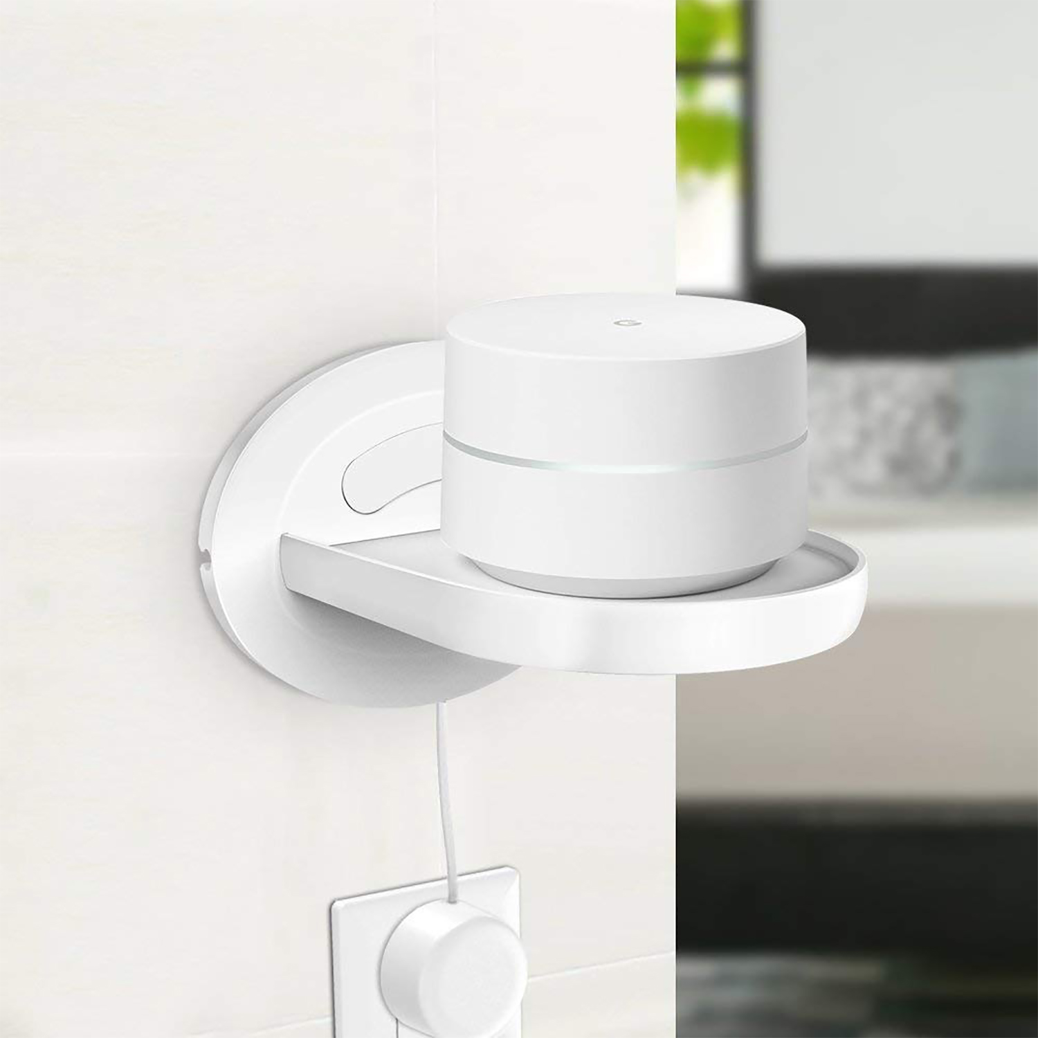 Weißer WLAN-Router auf einem weißen Regal an einer weißen Wand.
