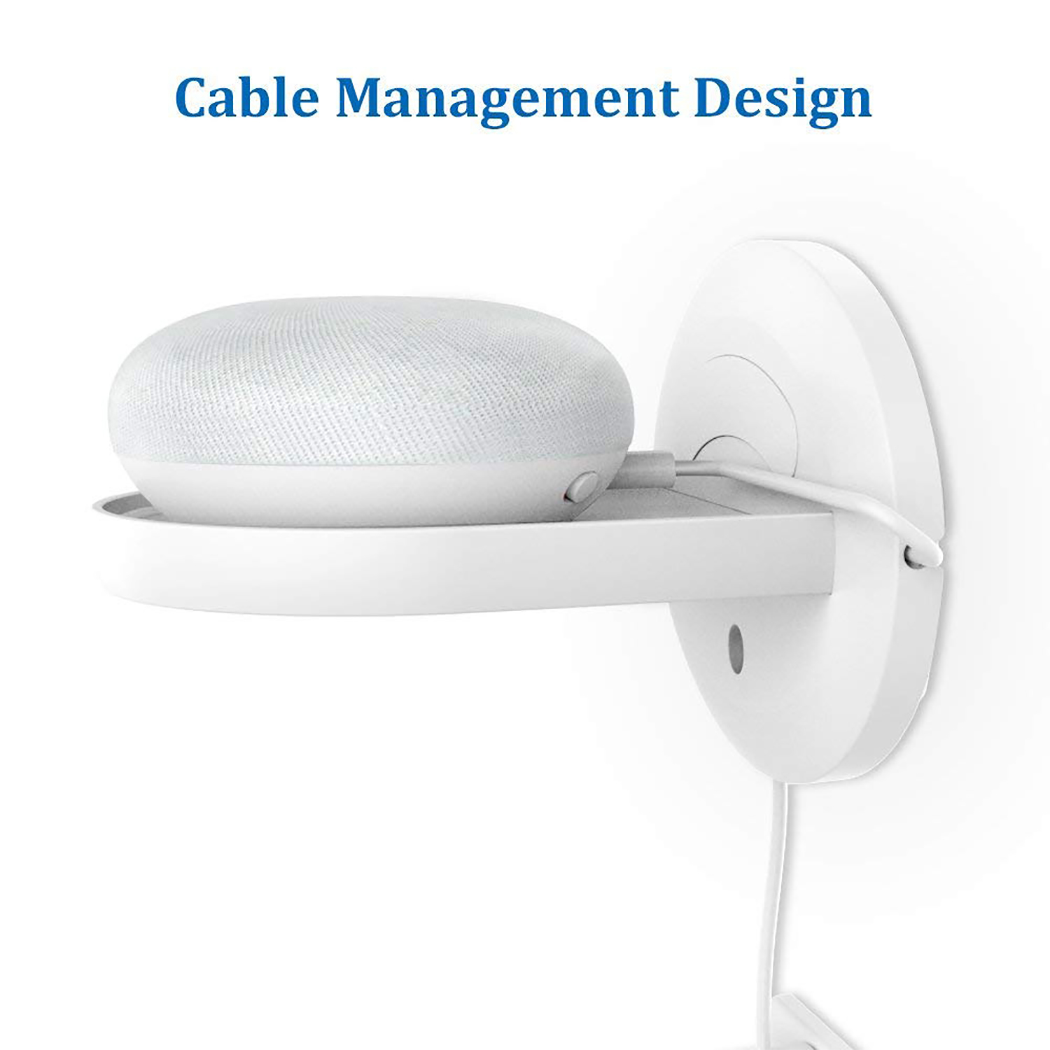 Ein weißer Smart Speaker auf einem weißen Regal, das an einer Wand befestigt ist. Der Text darüber lautet 'Cable Management Design'.