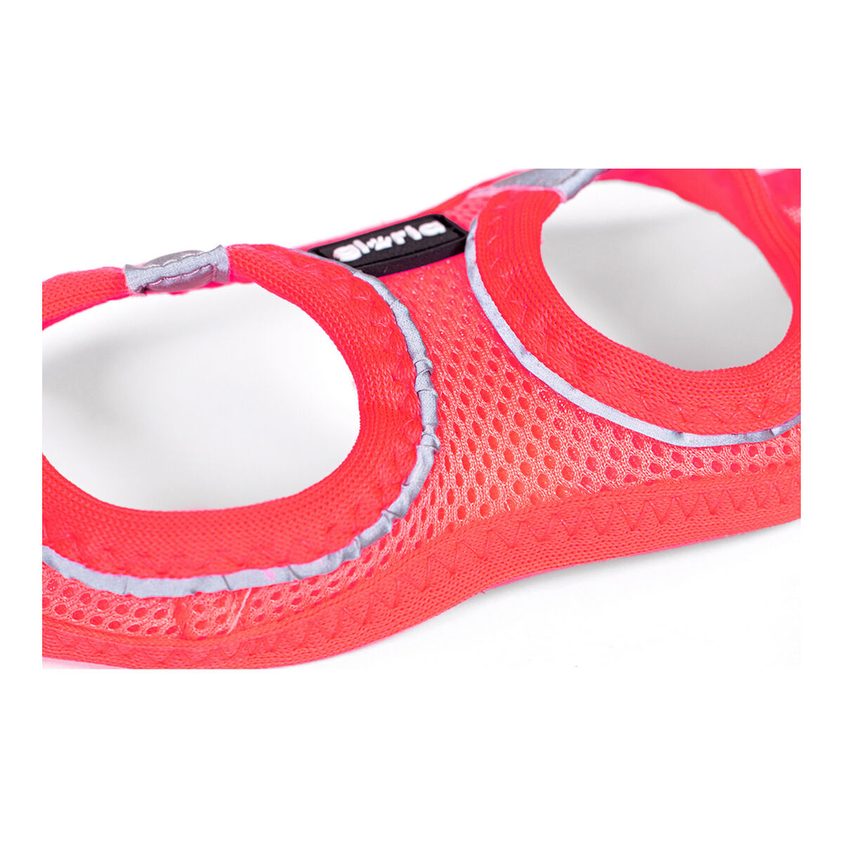 Nahaufnahme eines pinkfarbenen Hunde-Mesh-Geschirrs mit reflektierendem silbernen Besatz.