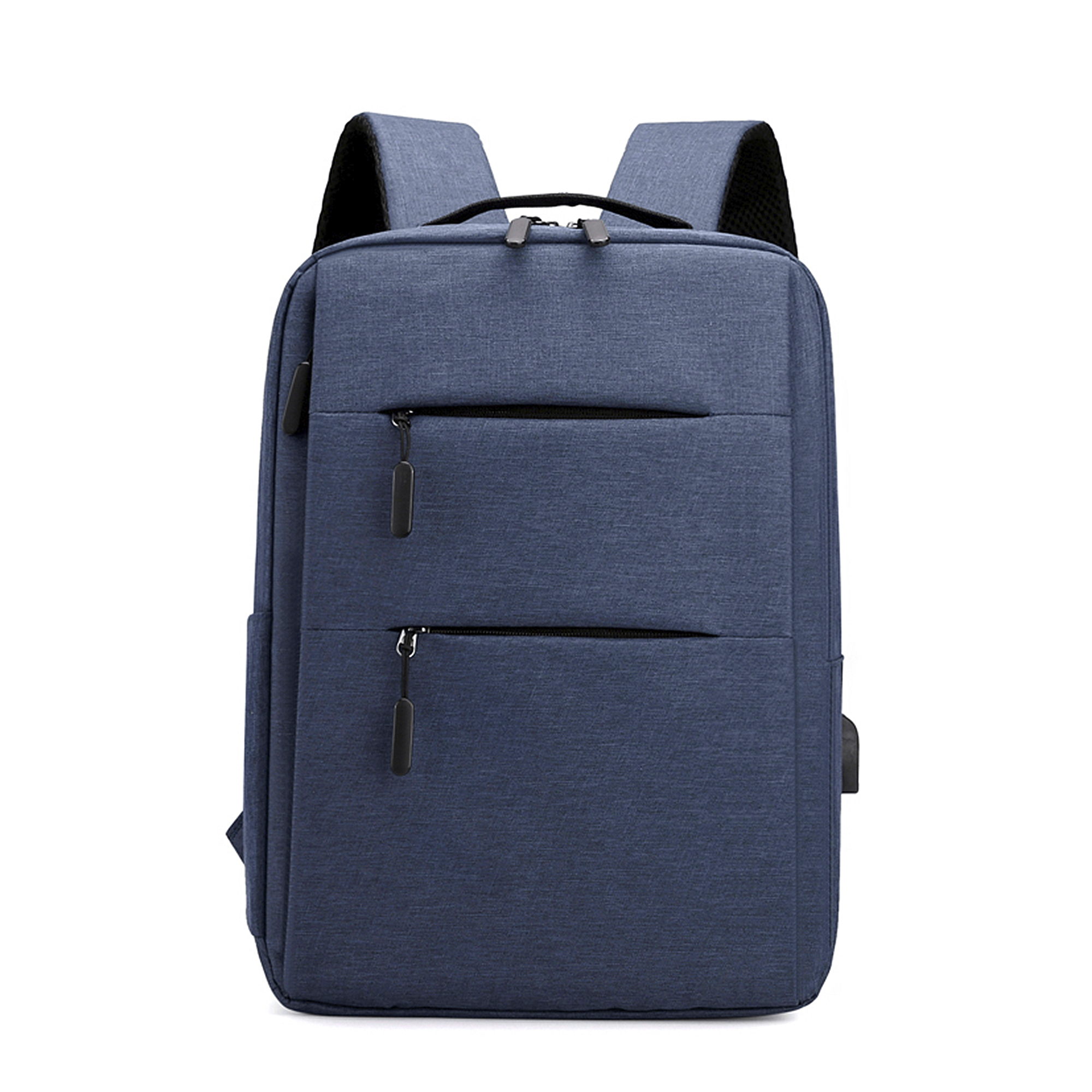 Zaino blu su sfondo bianco. Ha due tasche frontali, una maniglia e due spallacci.
