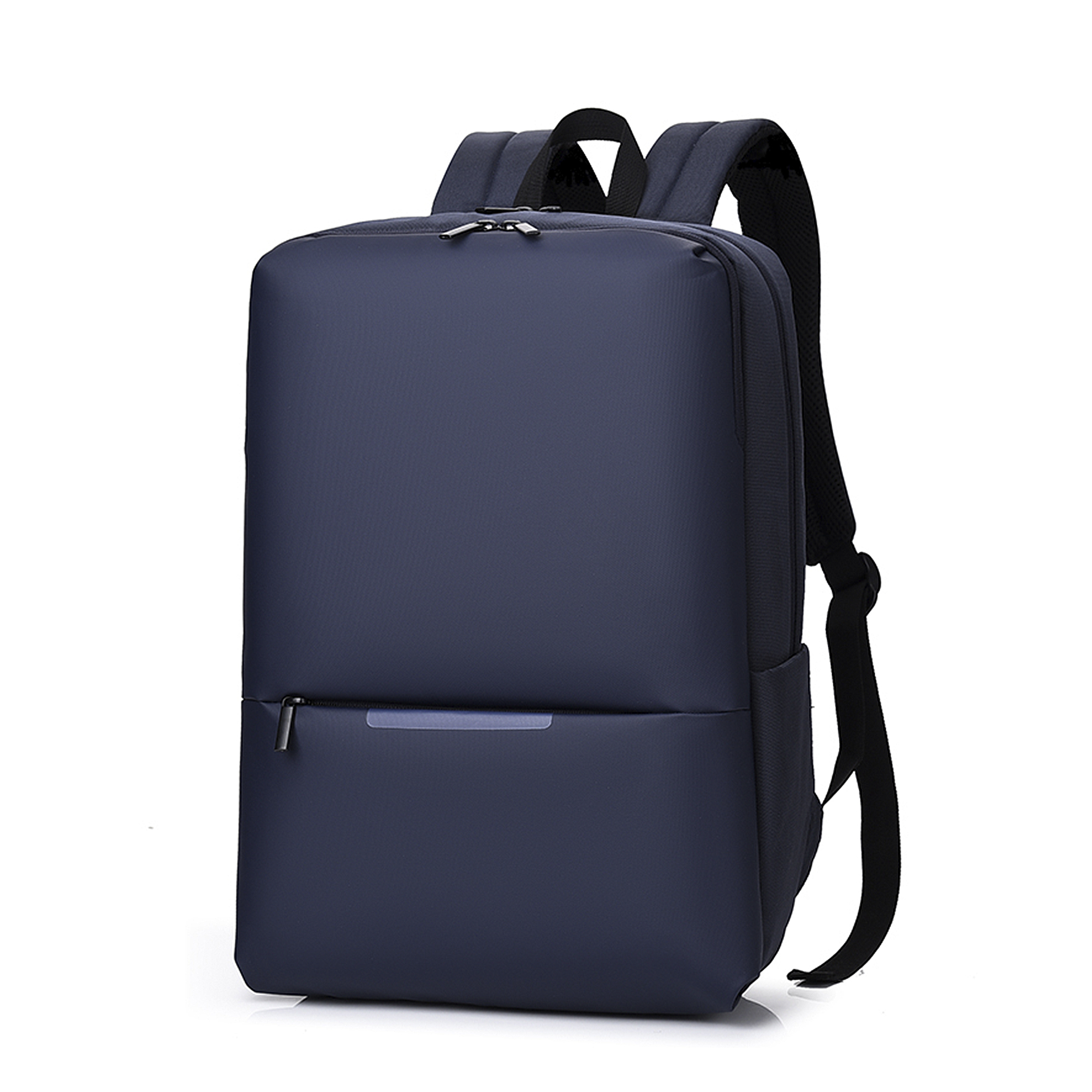 Uno zaino blu navy con spallacci neri. Ha una tasca frontale e due tasche laterali.