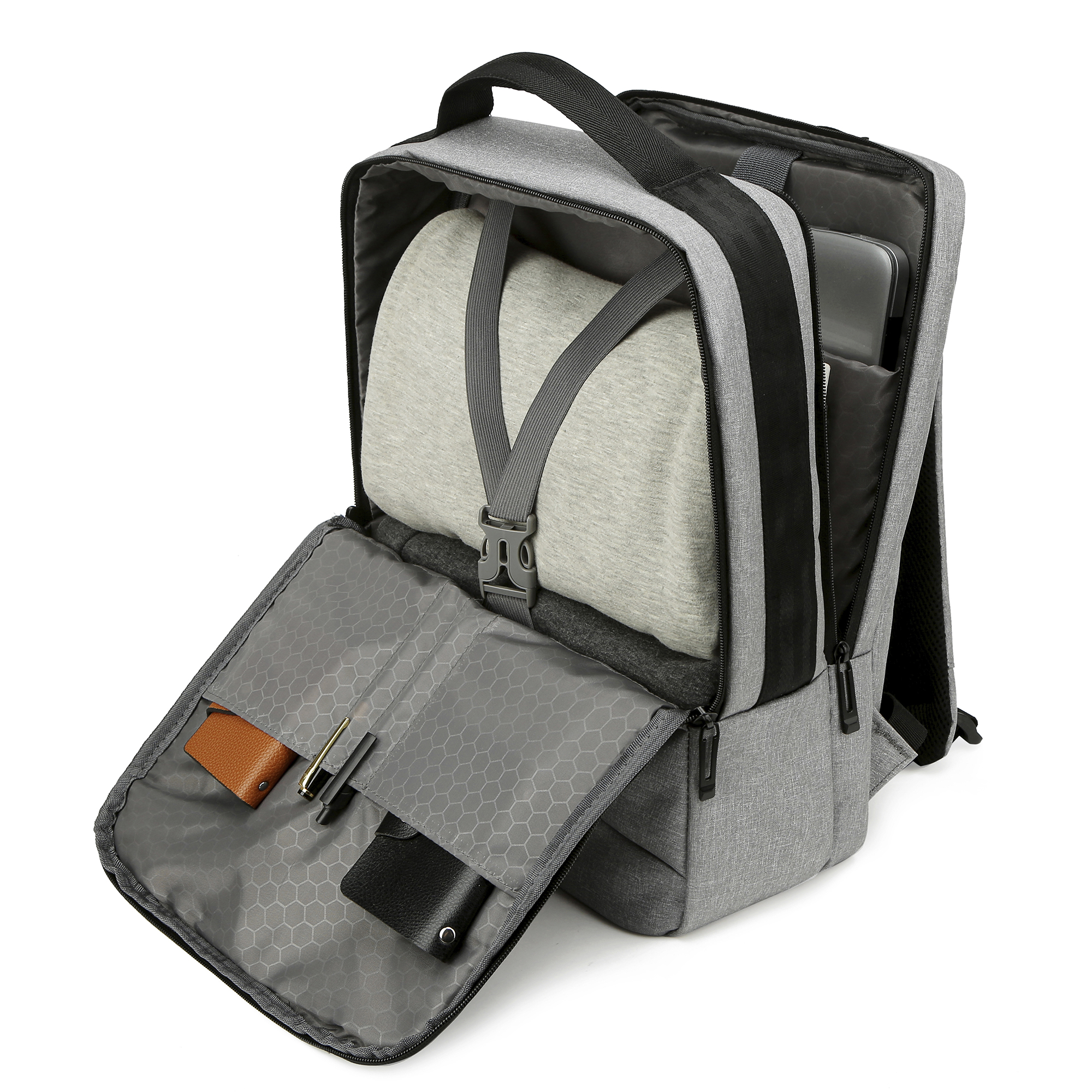Mochila gris, abierta, mostrando un compartimento interior, bolígrafos y cartera.