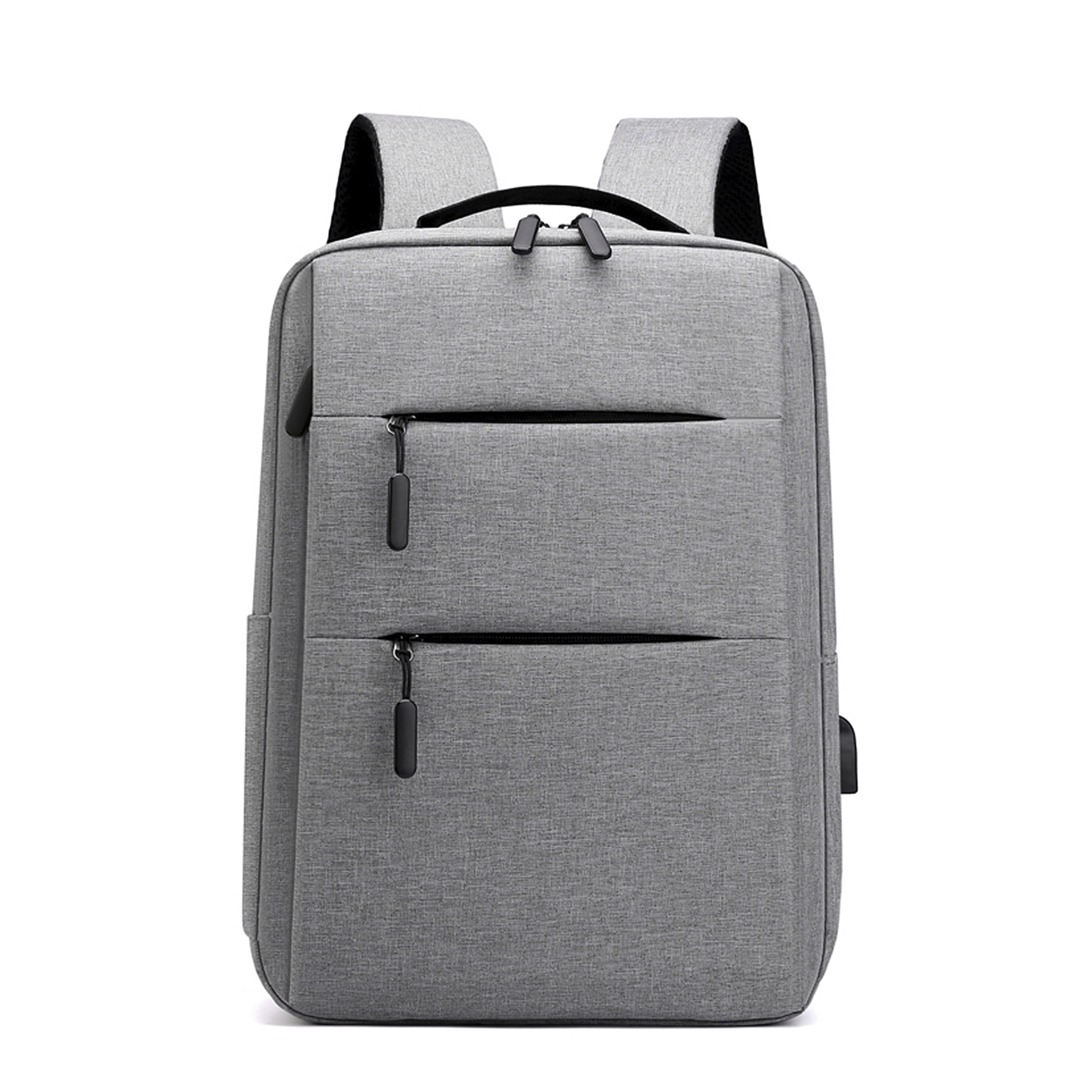 Uno zaino grigio con cerniere nere al centro dell'immagine. Ha due tasche sul davanti.