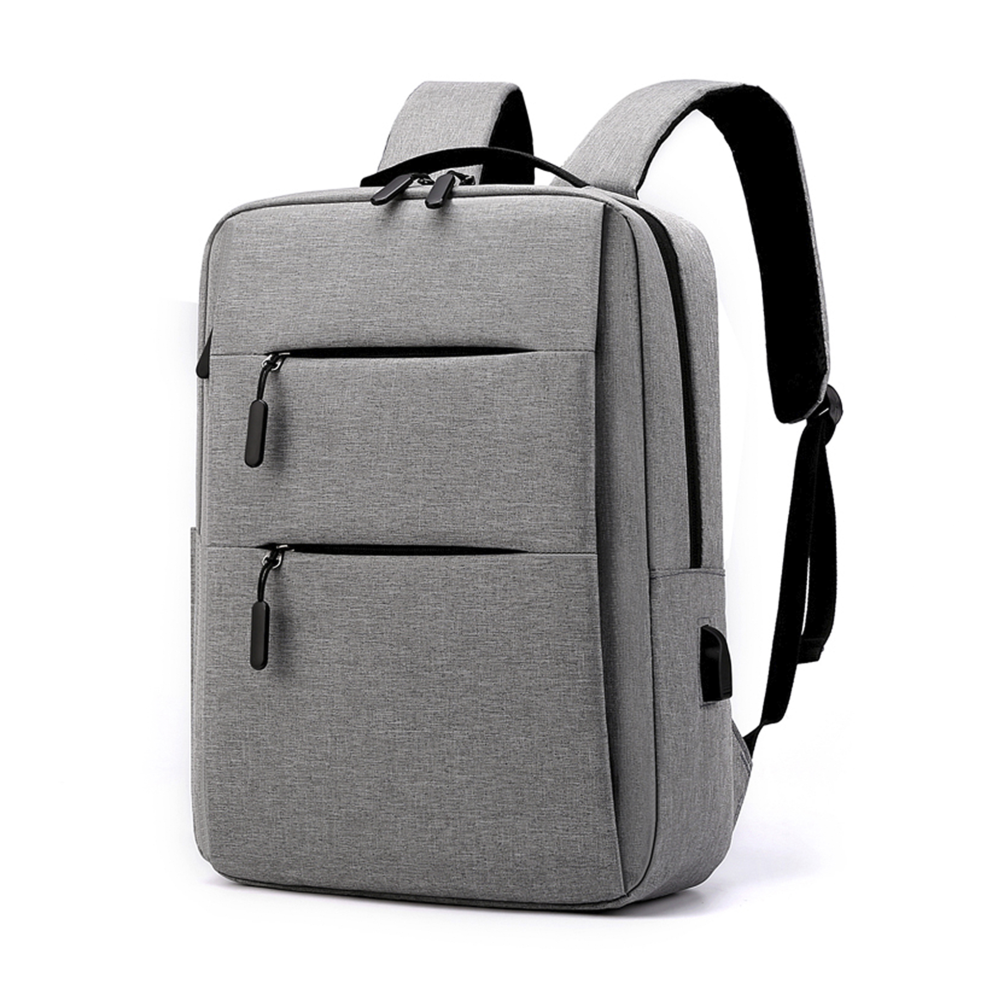 Uno zaino grigio con due tasche frontali e due cerniere, una maniglia nera e una porta USB.