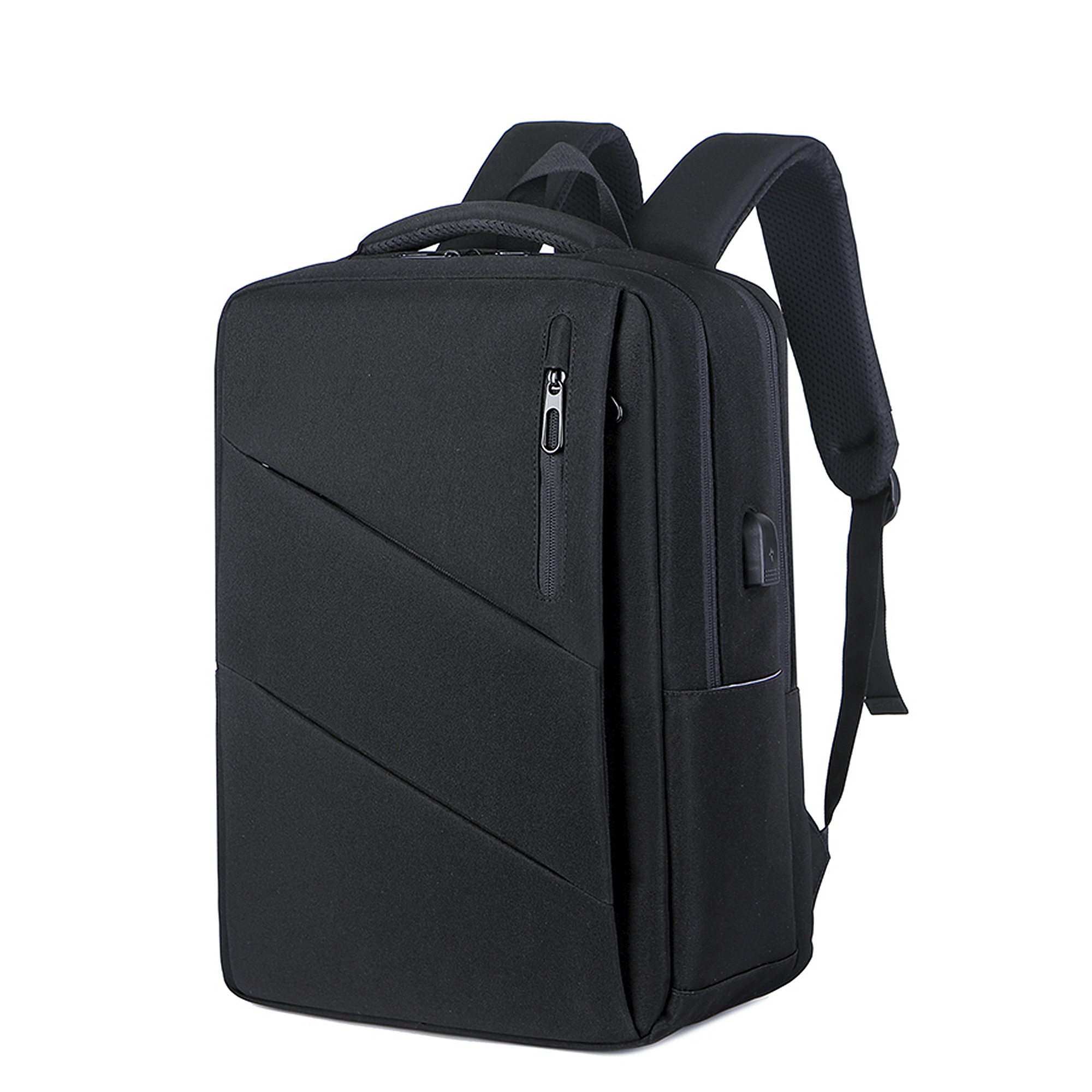 Zaino nero con cerniera frontale e porta USB, isolato su bianco.