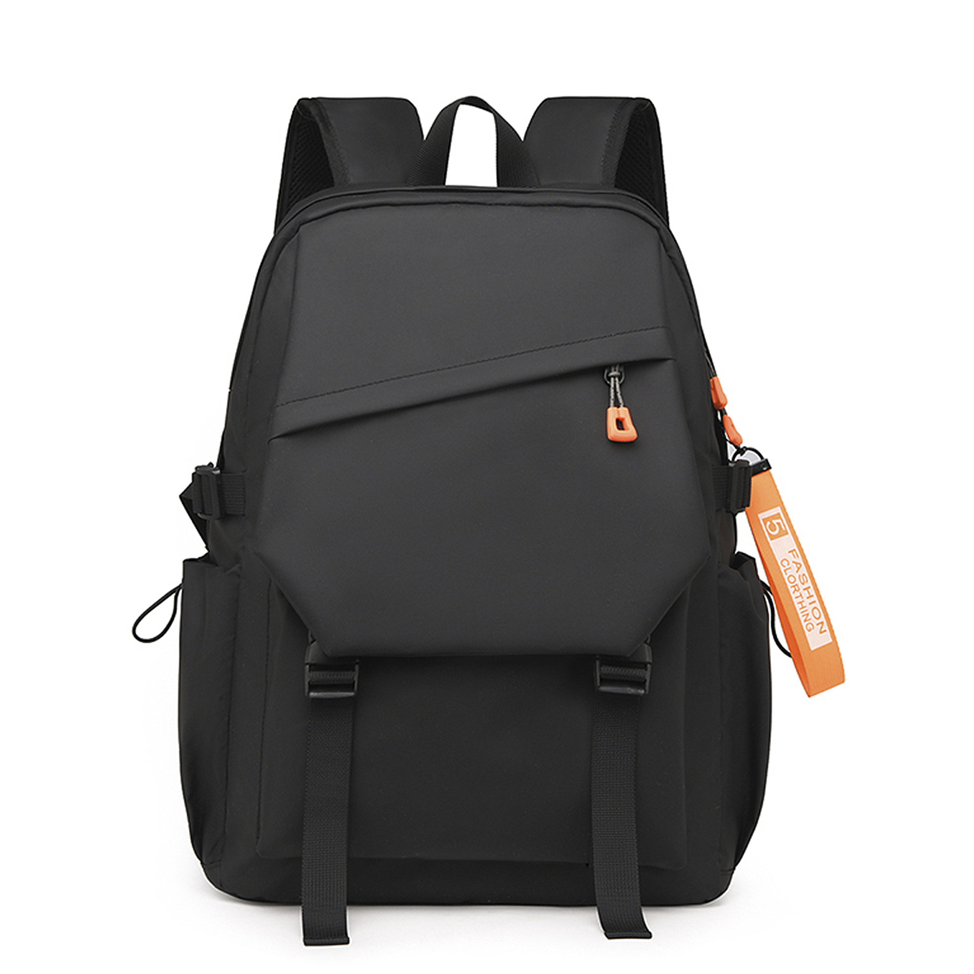Zaino nero con tasche e cinghie multiple e un'etichetta arancione.