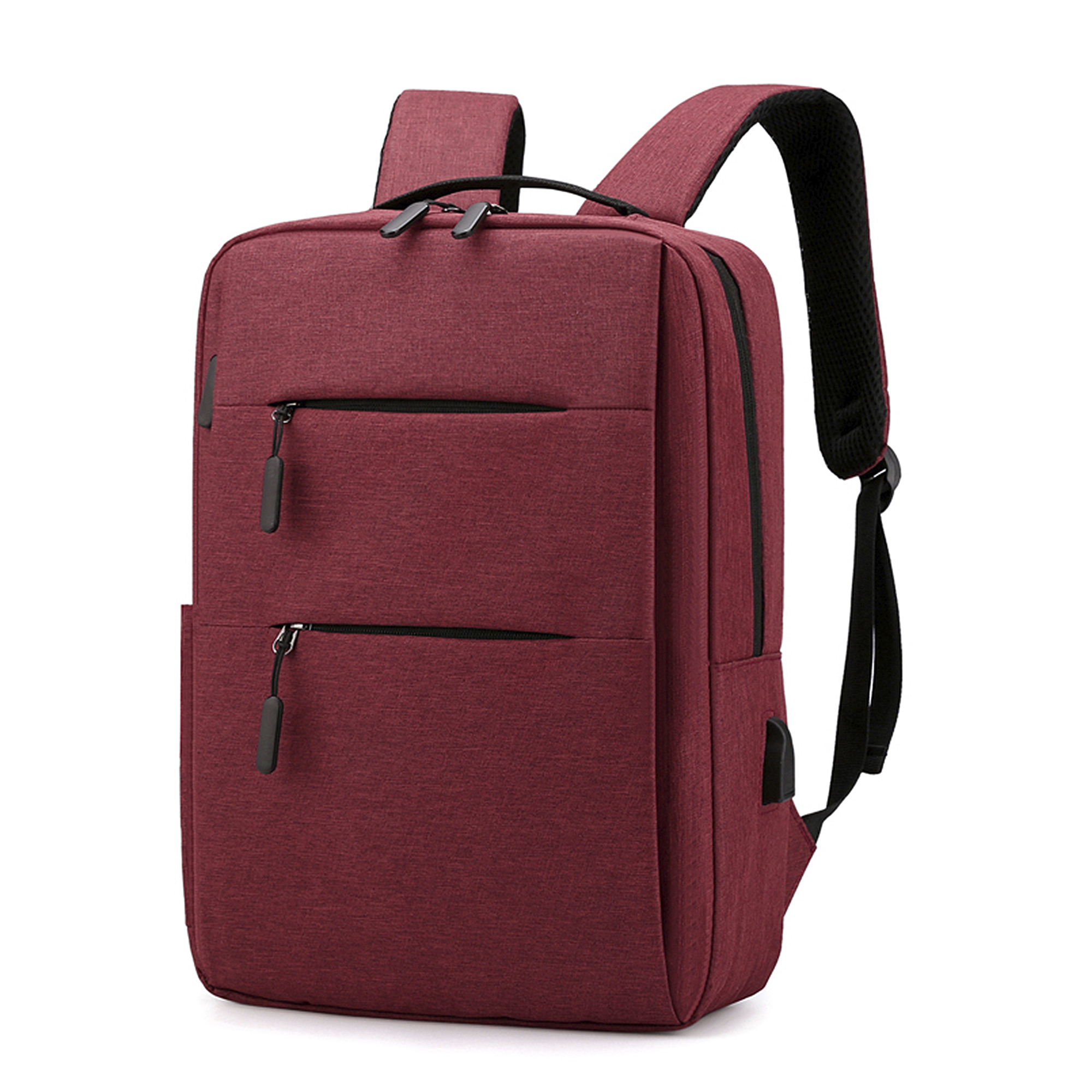 Uno zaino bordeaux con due tasche frontali, una porta USB e cinghie nere. È su uno sfondo bianco.