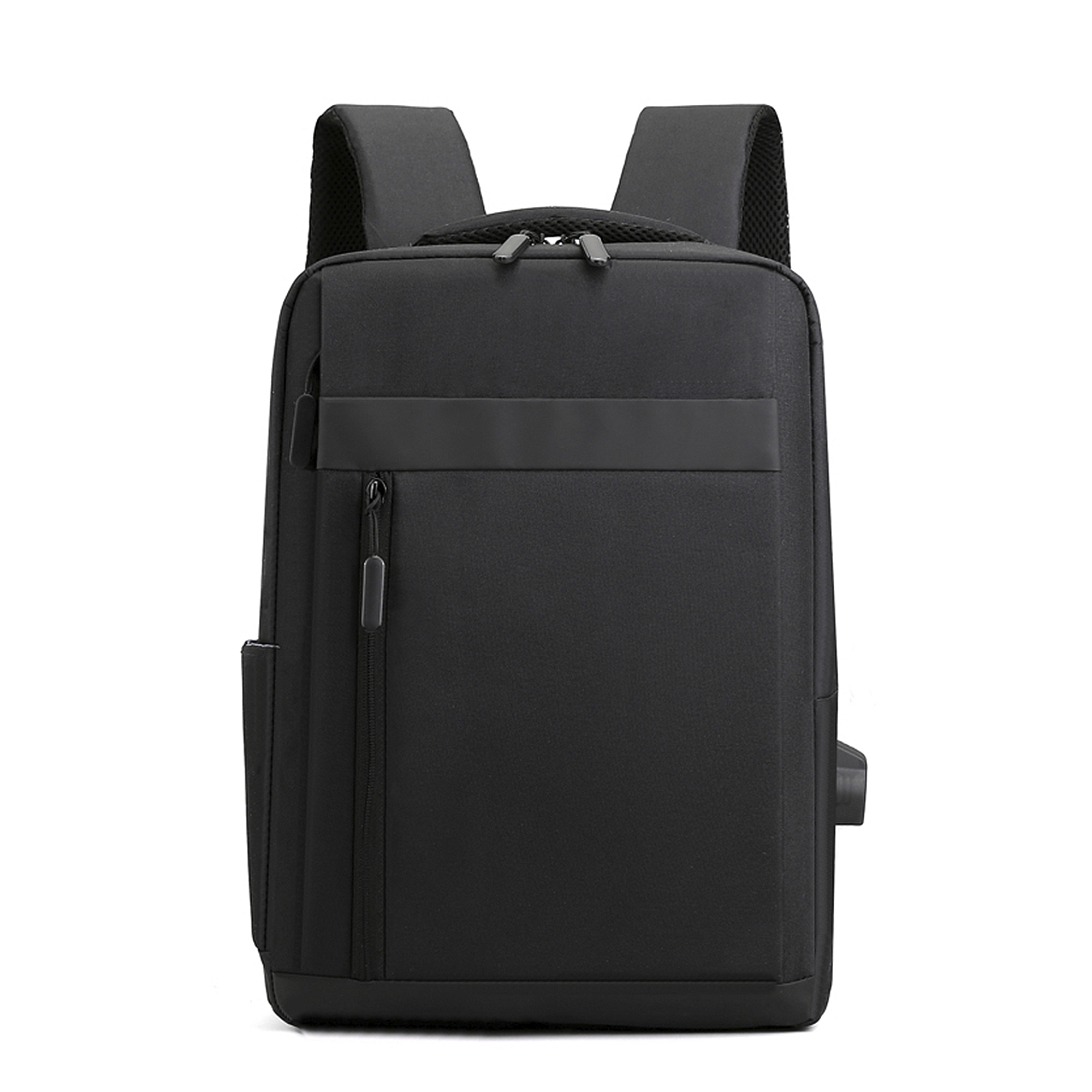 Zaino nero con un design minimalista. Ha una tasca frontale, una cerniera e una porta USB.