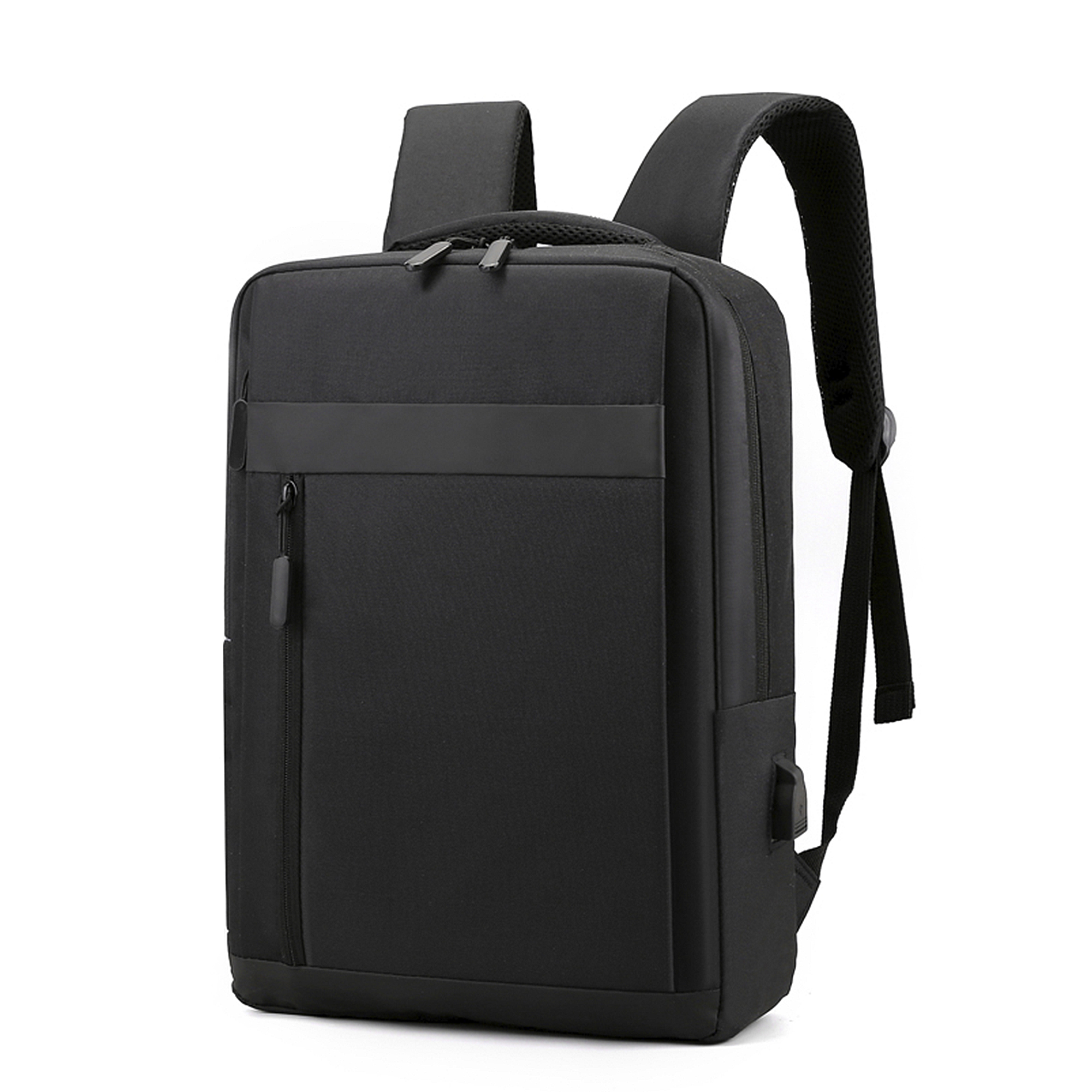 Uno zaino nero con porta USB, vista frontale, su sfondo bianco.