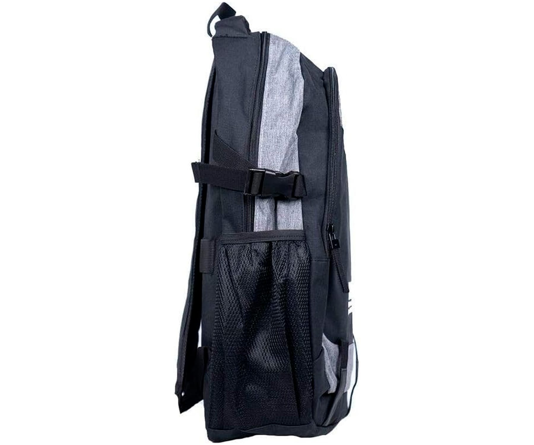 Mochila negra y gris, vista lateral. Tiene correas y un bolsillo pequeño.