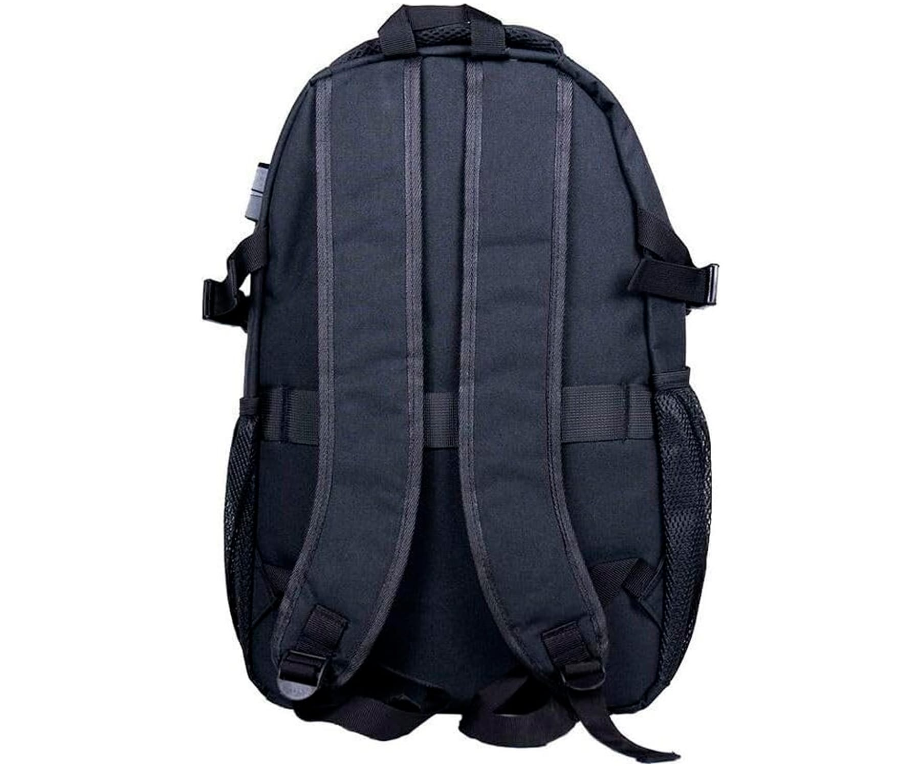 Mochila negra, desde la parte trasera. Correas para los hombros y bolsillos de malla. Fondo blanco.
