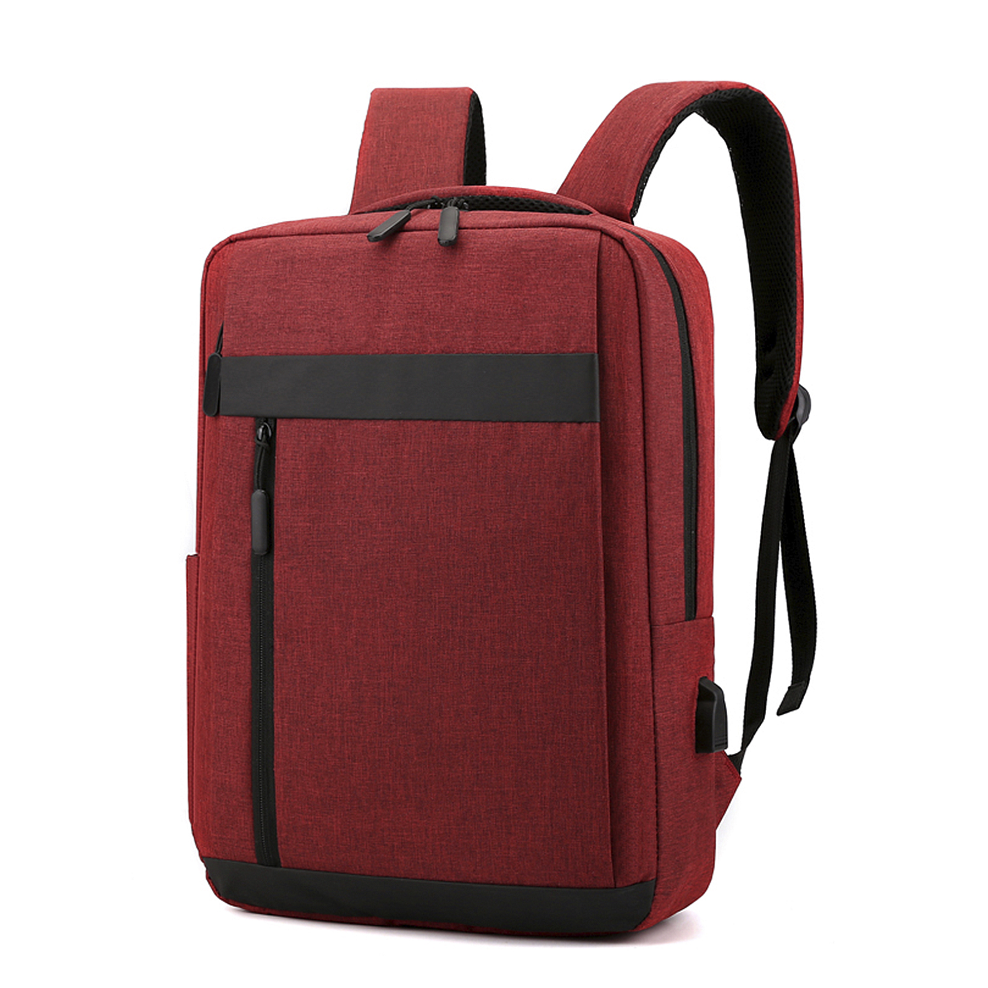 Uno zaino rosso, con accenti neri, una cerniera e una porta USB. È appoggiato su uno sfondo bianco.