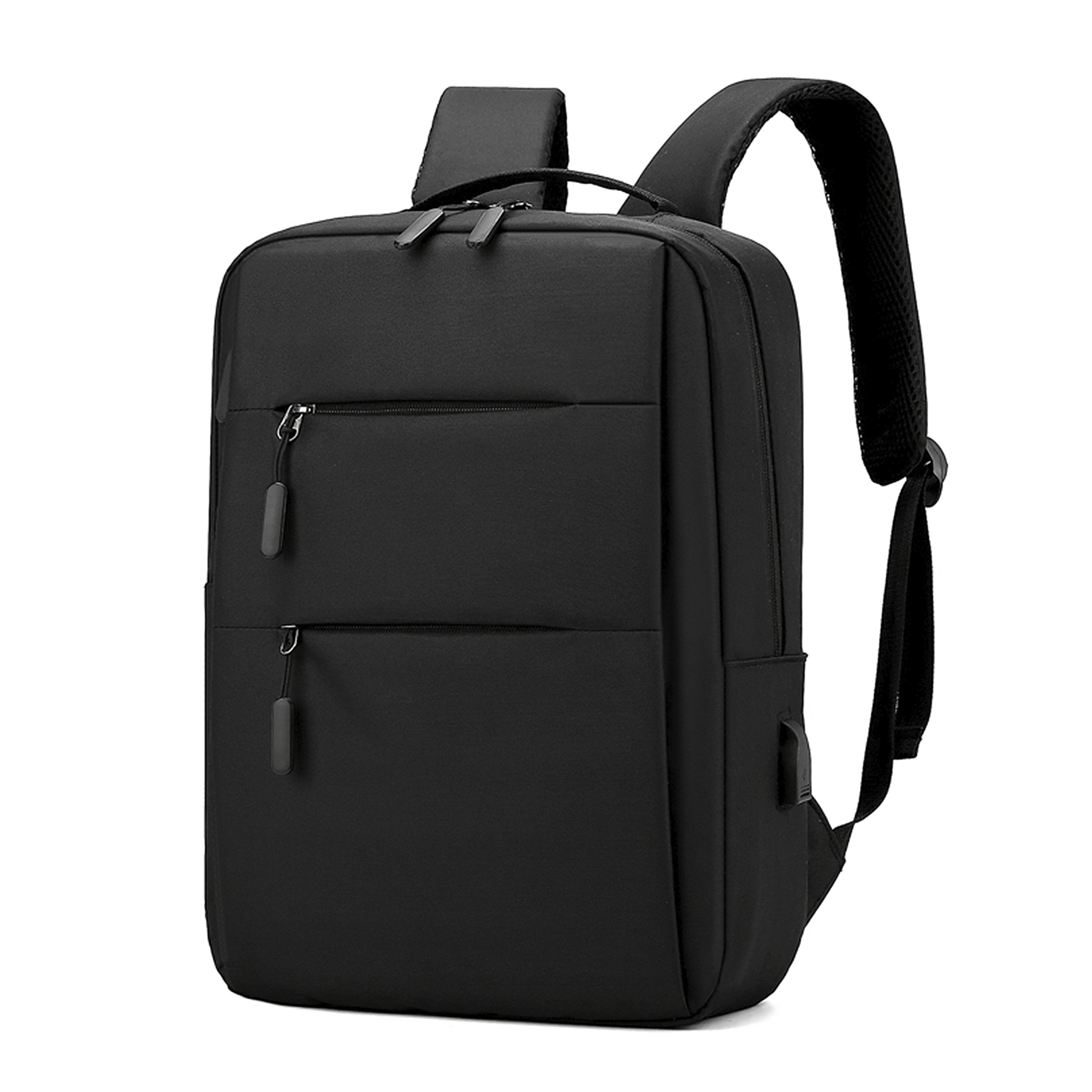 Zaino nero. Ha tre tasche e una maniglia. Sfondo bianco.
