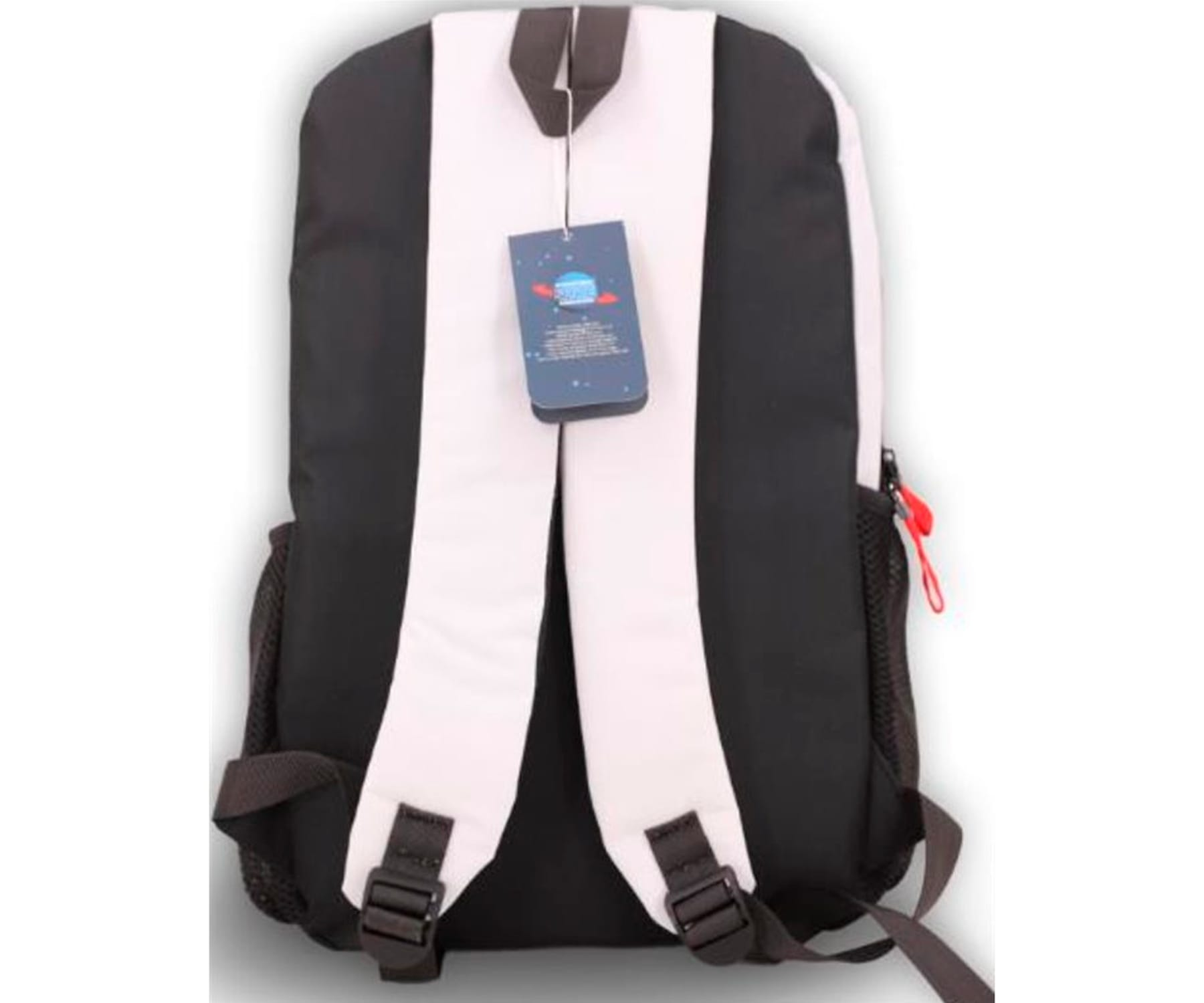 Parte trasera de una mochila en blanco y negro, con una etiqueta colgando. Correas negras y una cremallera roja.