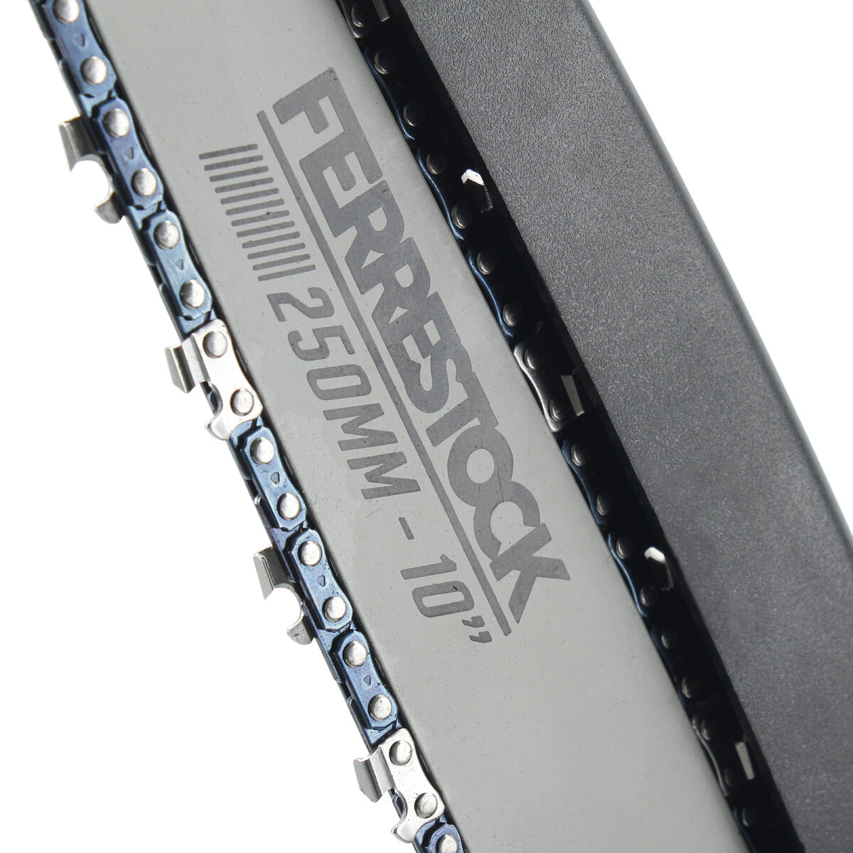 Primer plano de una barra de motosierra con FERRESTOCK 250MM-10" impreso, eslabones azules.