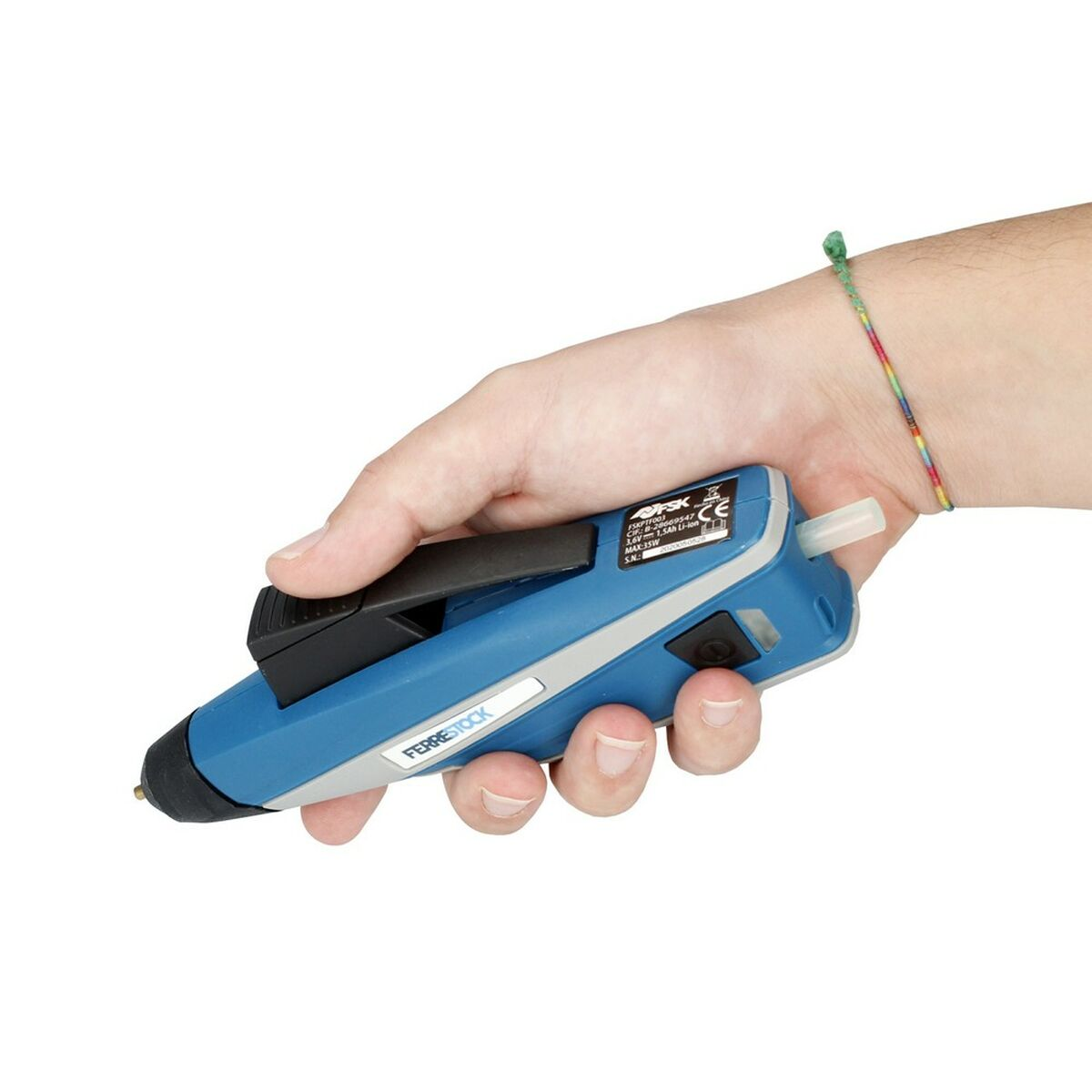 Die Hand einer Person hält eine blau-schwarze Klebepistole mit einem weißen Klebestift.