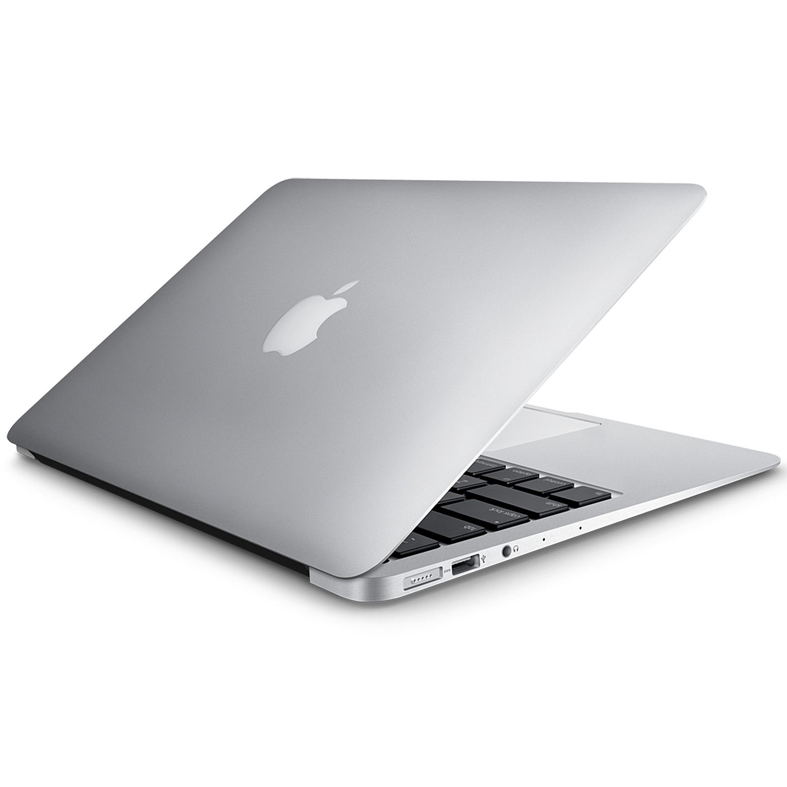 Computer portatile argentato parzialmente aperto su una superficie bianca.