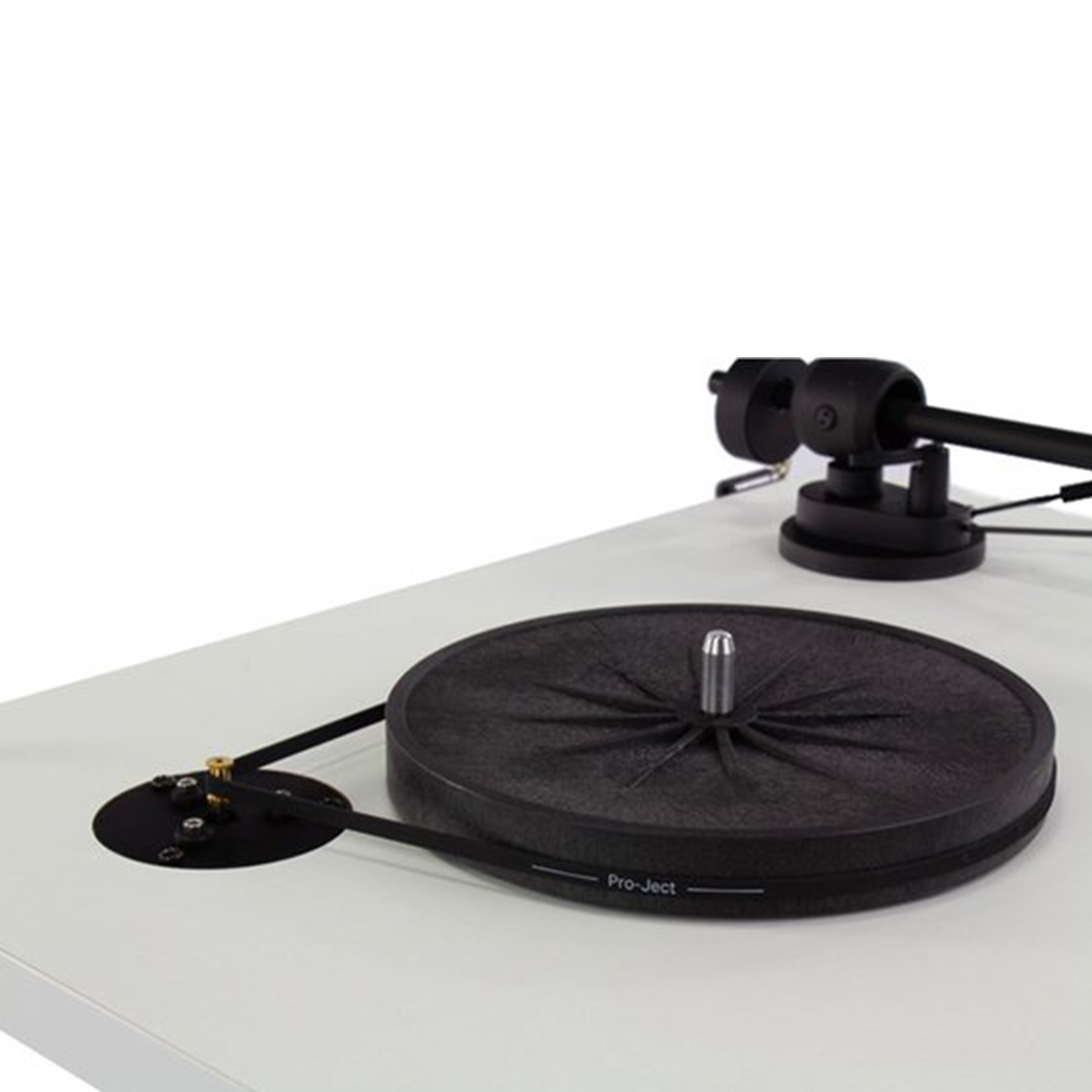 Plattenspieler mit schwarzem Plattenteller, Arm und Riemen auf weißer Oberfläche.