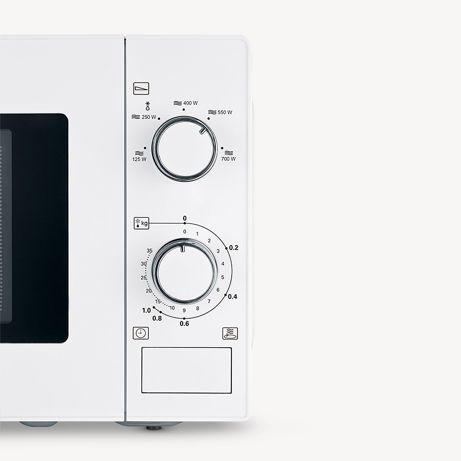 Biała kuchenka mikrofalowa z panelem sterowania z pokrętłami i etykietami na białym tle.