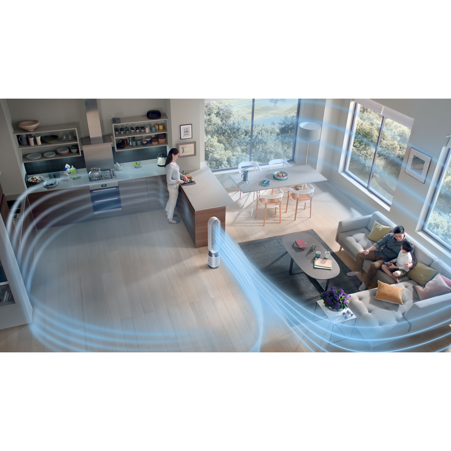 Salón con ventilador, cocina y familia en el sofá.