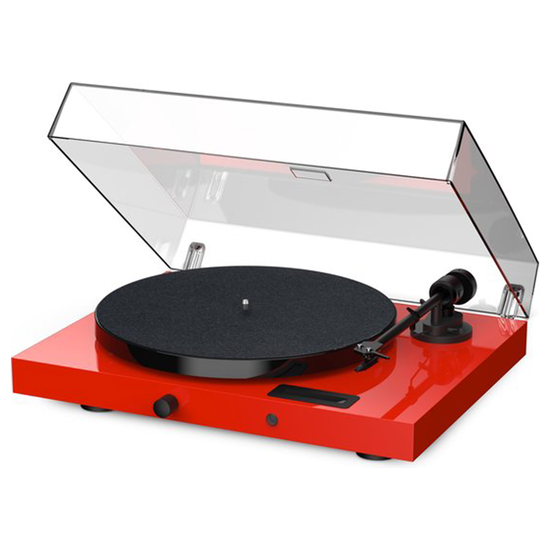 Czerwony gramofon z czarną płytą i przezroczystą pokrywą. Białe tło.