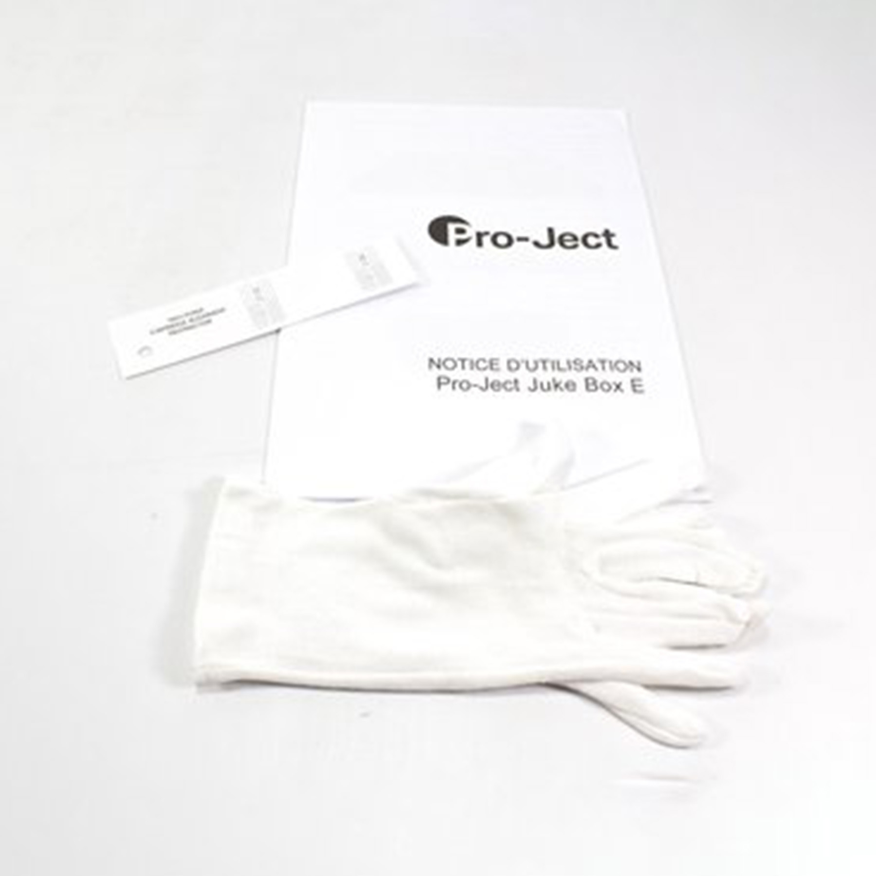 Białe pudełko z etykietą Pro-ject, rękawicami i instrukcją.