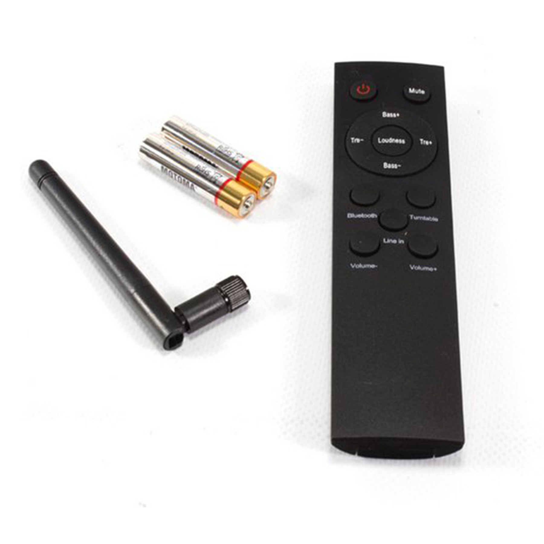 Czarny pilot, dwie baterie i antena leżą na białej powierzchni. Ułożone obok siebie.