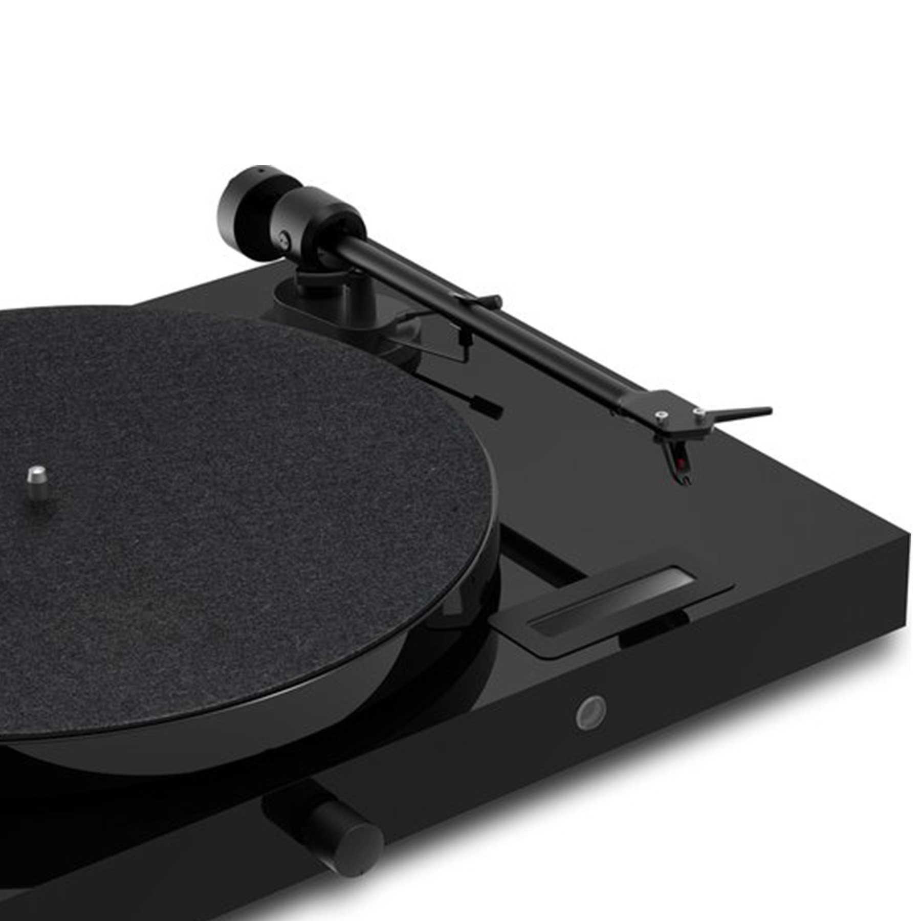 Czarny gramofon. Widok z góry z widocznym ramieniem i elementami sterującymi.