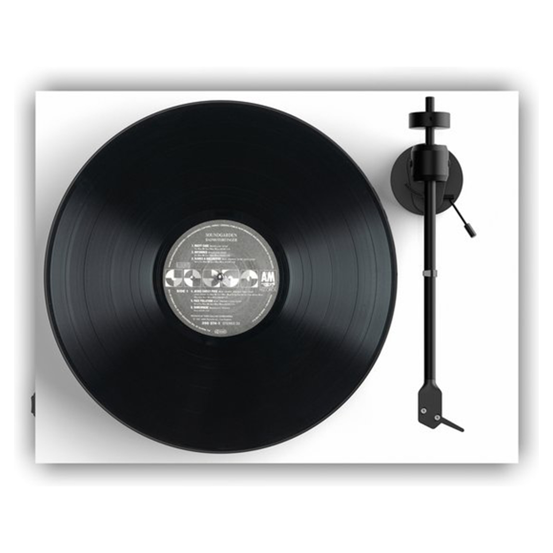 Eine Vinylplatte auf einem Plattenspieler mit schwarzem Tonarm.