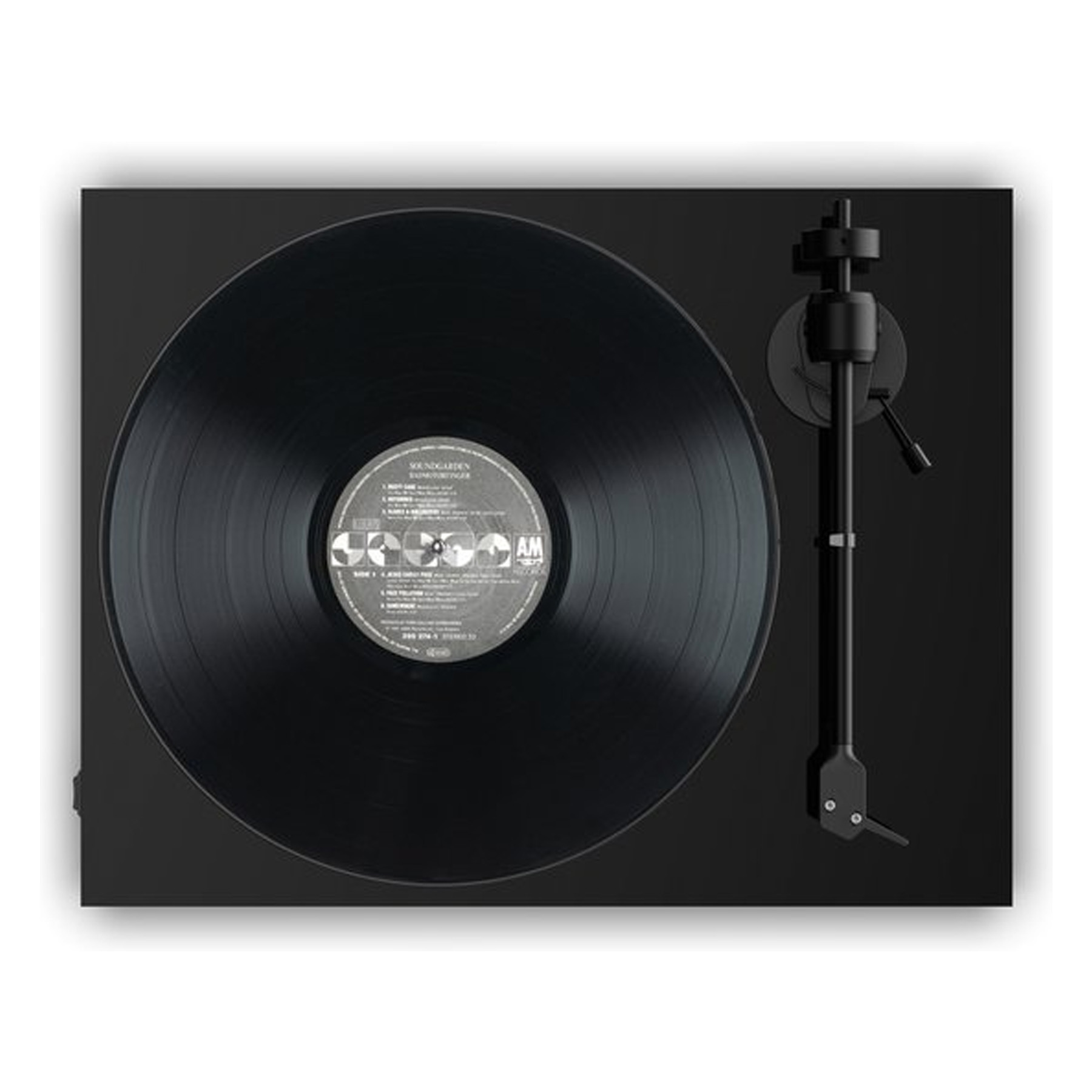 Schwarzer Plattenspieler mit Vinyl-Schallplatte, Arm und weißem Hintergrund.