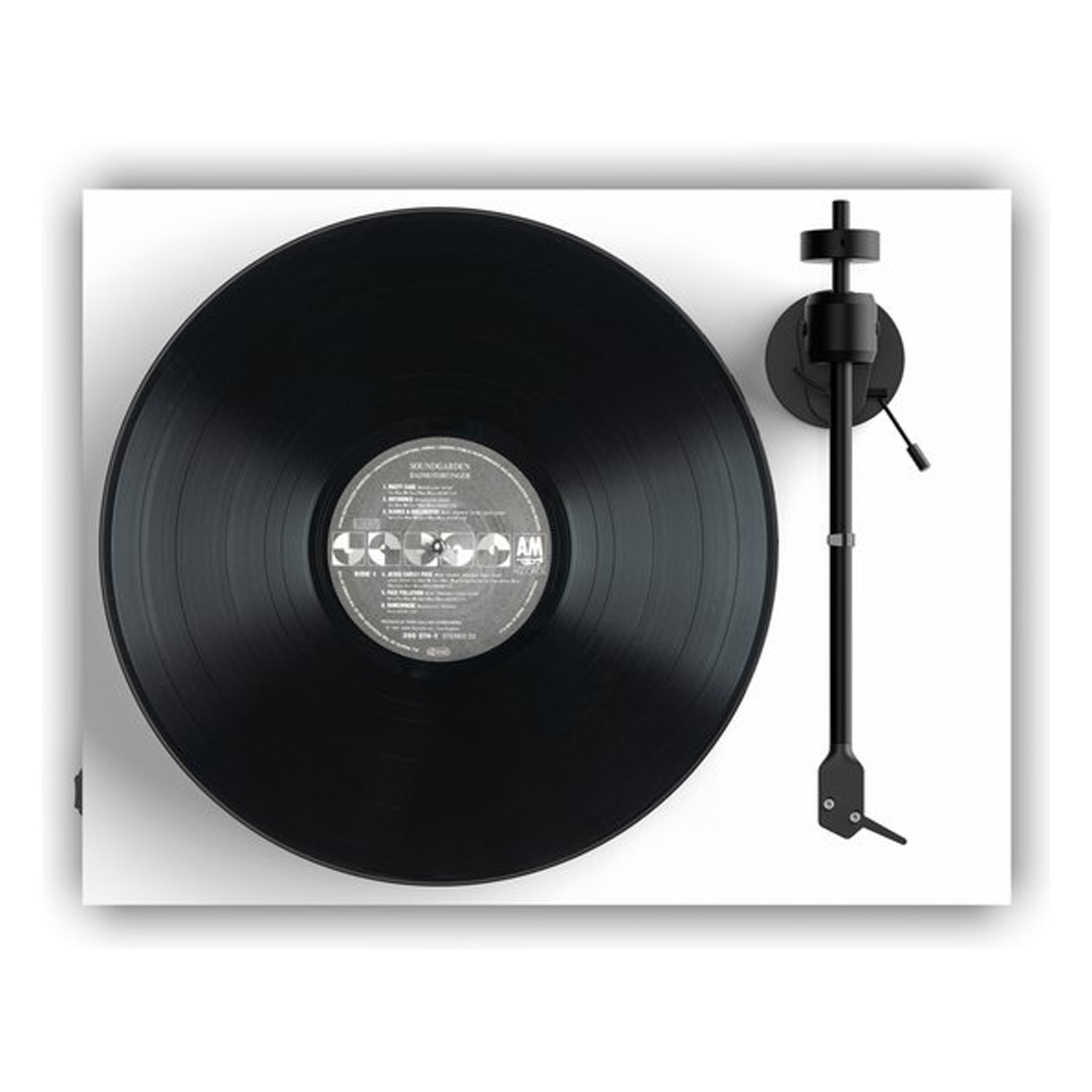 Eine Vinyl-Schallplatte auf weißem Hintergrund mit einem schwarzen Plattenspieler. Der Plattenteller ist sichtbar.