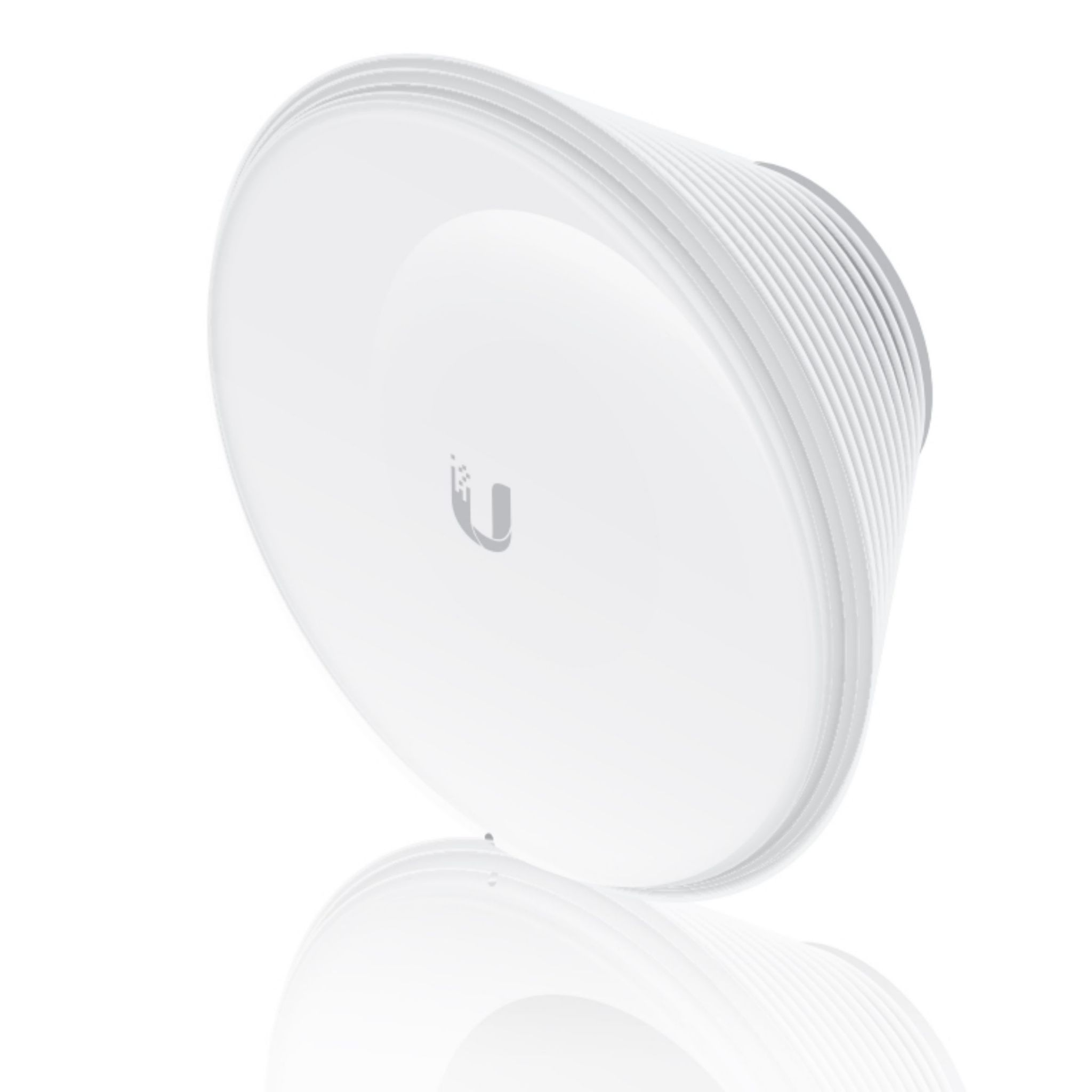 Antena blanca en forma de plato, ligeramente inclinada, con el logotipo de Ubiquiti.