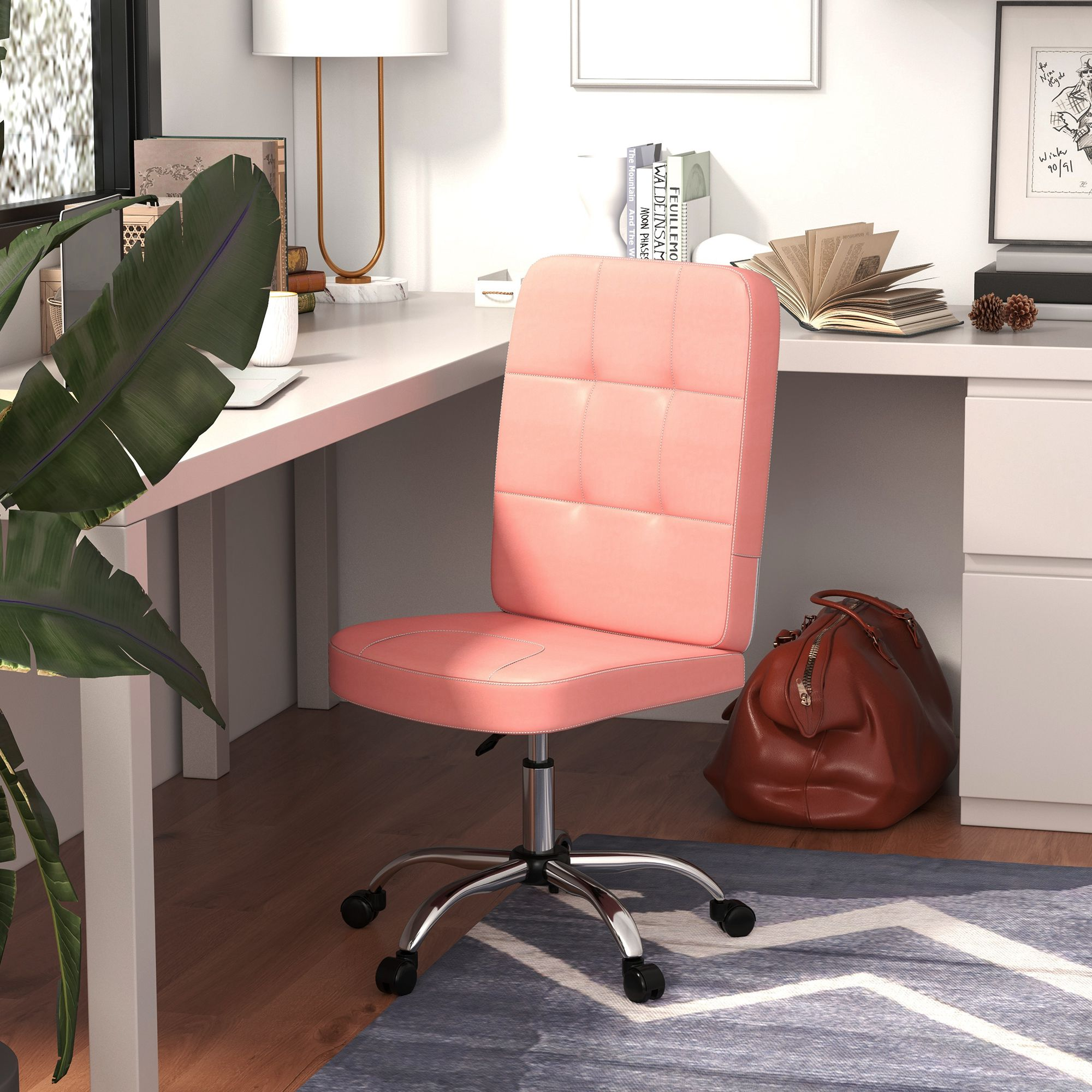 Silla de oficina rosa frente a un escritorio blanco. Una bolsa marrón está al lado del escritorio. Una ventana es visible en el fondo.