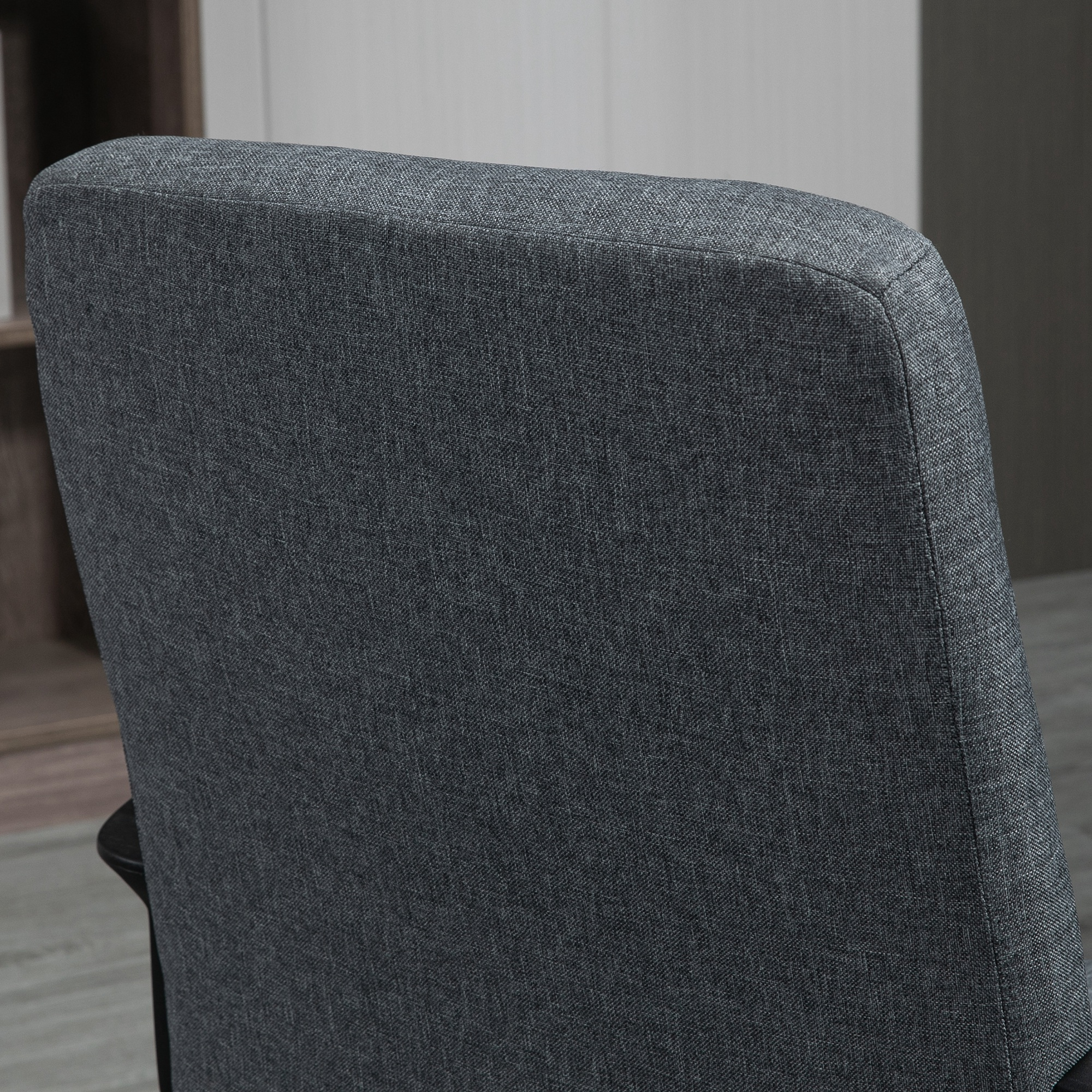 Primer plano del respaldo de una silla gris con tejido texturizado.