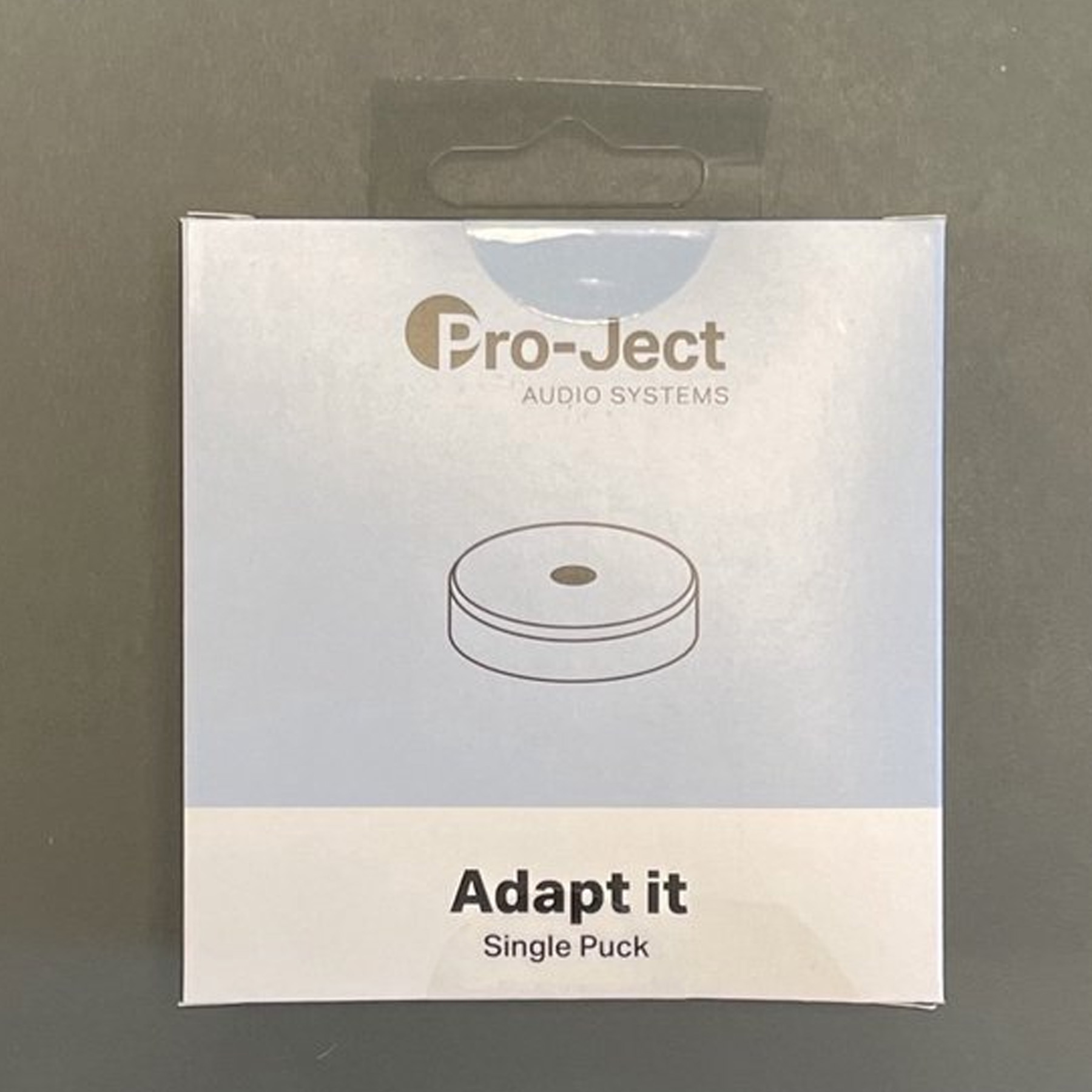 Adapter do płyt Pro-ject audio systems w jasnoniebieskim i białym pudełku. Pokazano pojedynczy krążek.