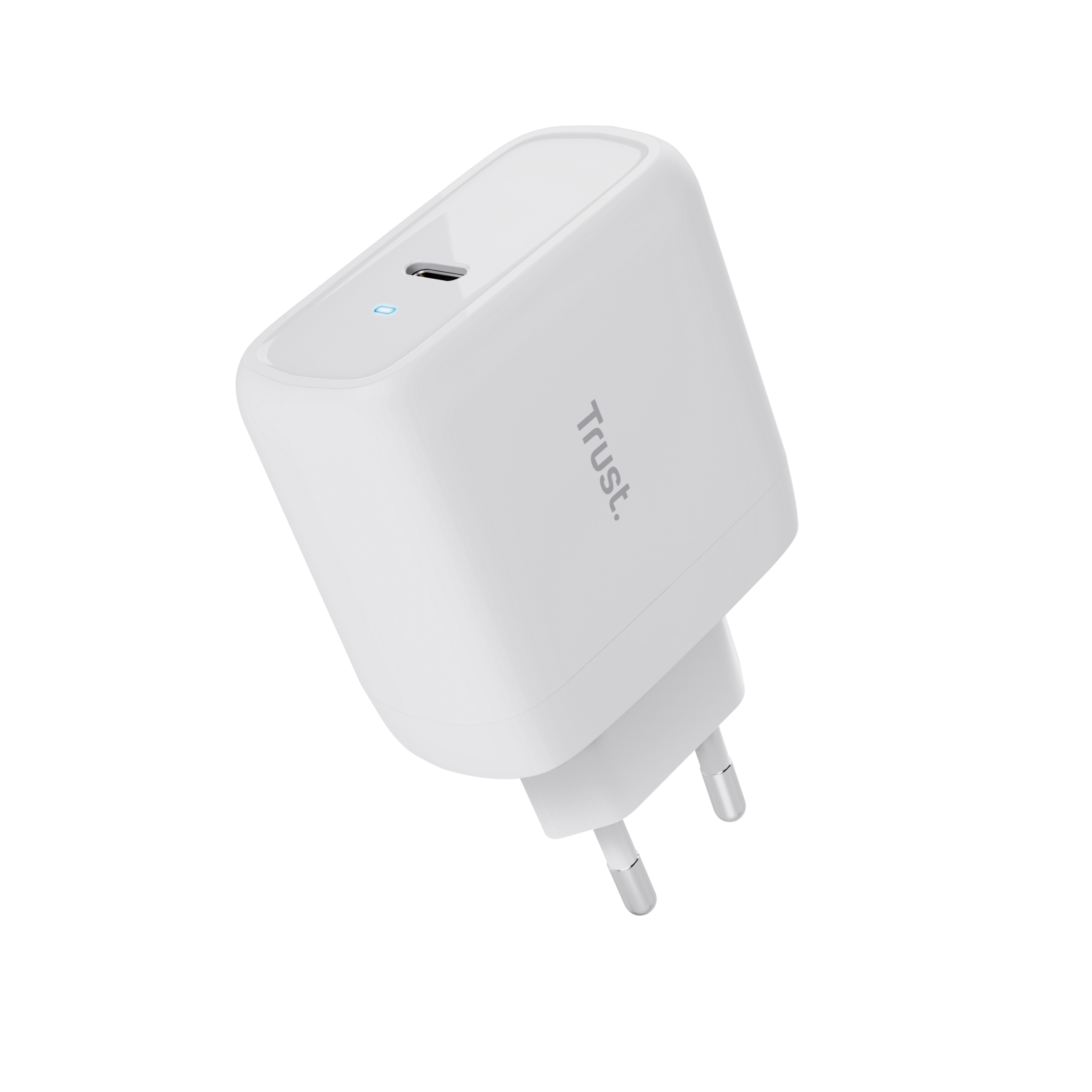 Een witte oplader met USB-C-poort en twee pinnen, het merk is Trust. Donkere achtergrond.