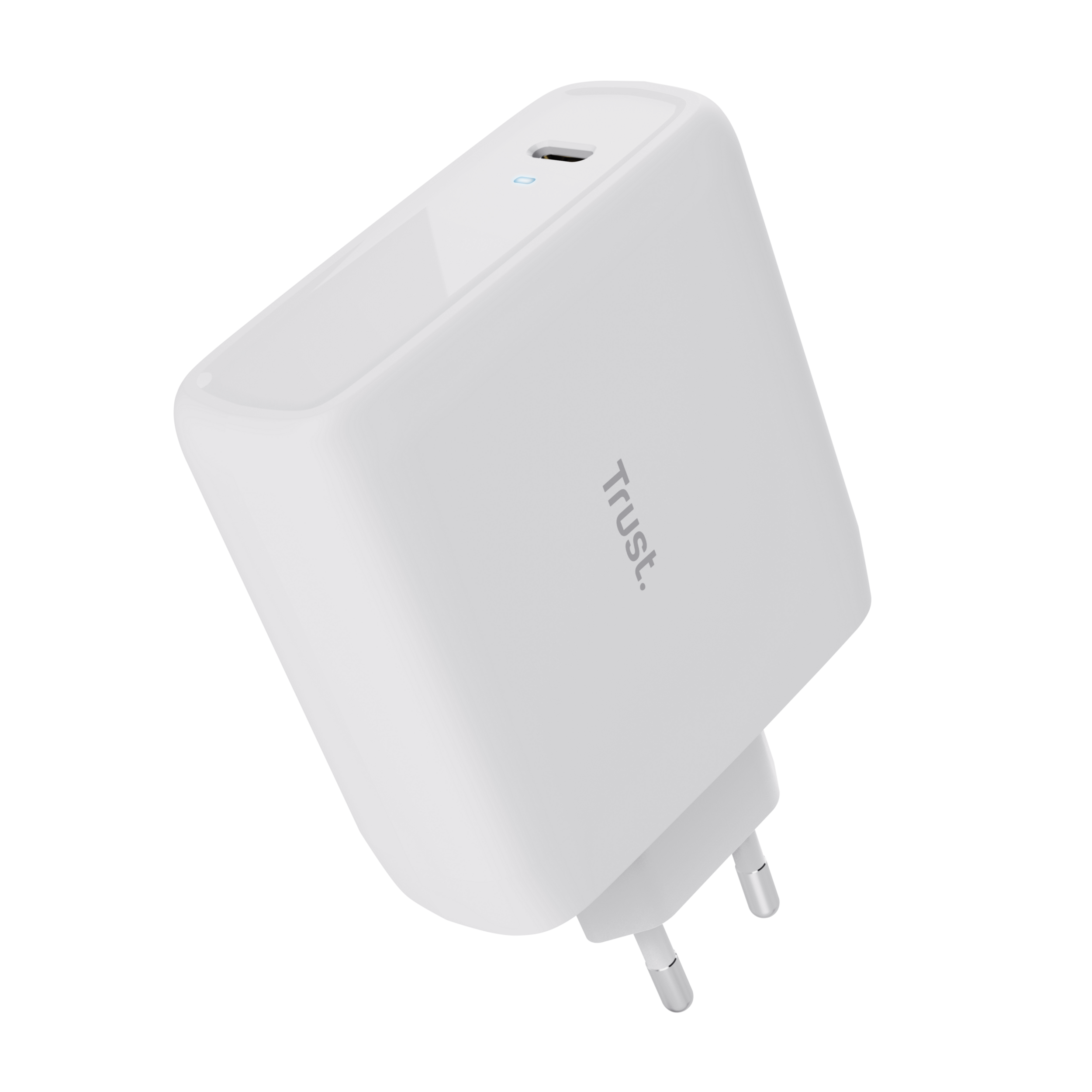 Witte Trust oplader met een USB-C-poort en stekker. Schuine weergave op zwarte achtergrond.