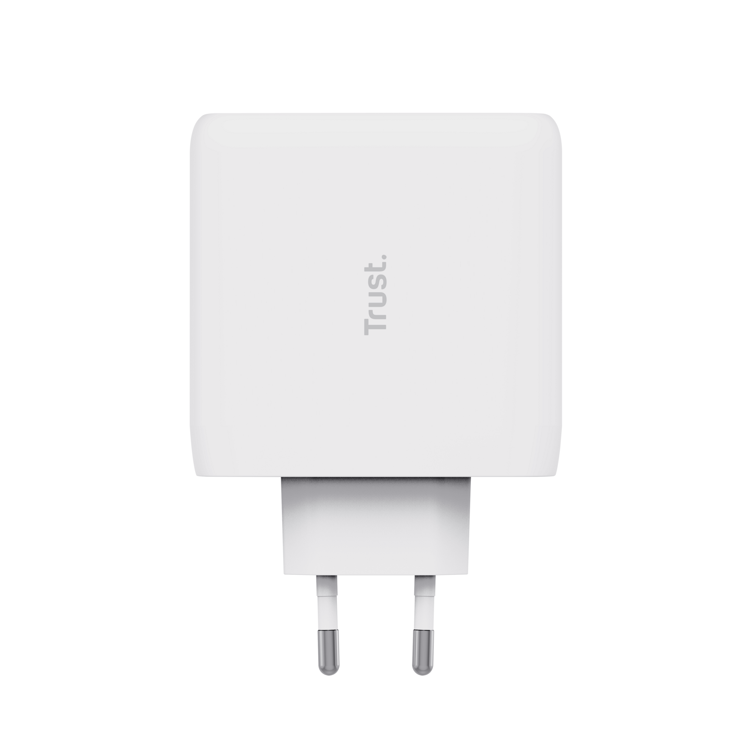 Een witte oplader van het merk Trust met twee pinnen voor een Europees stopcontact.