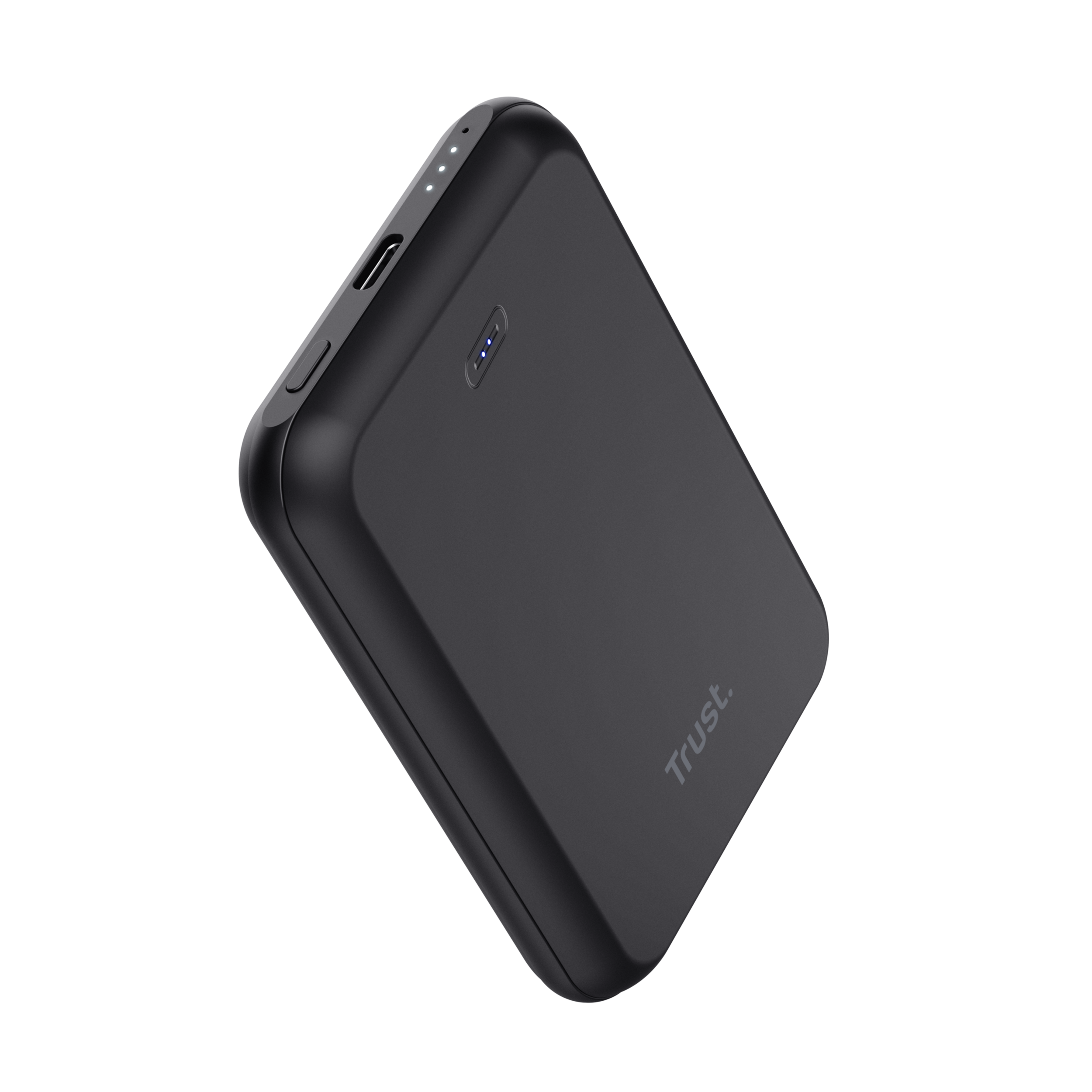 Power bank nero con bordi arrotondati. Logo Trust. Su sfondo scuro.