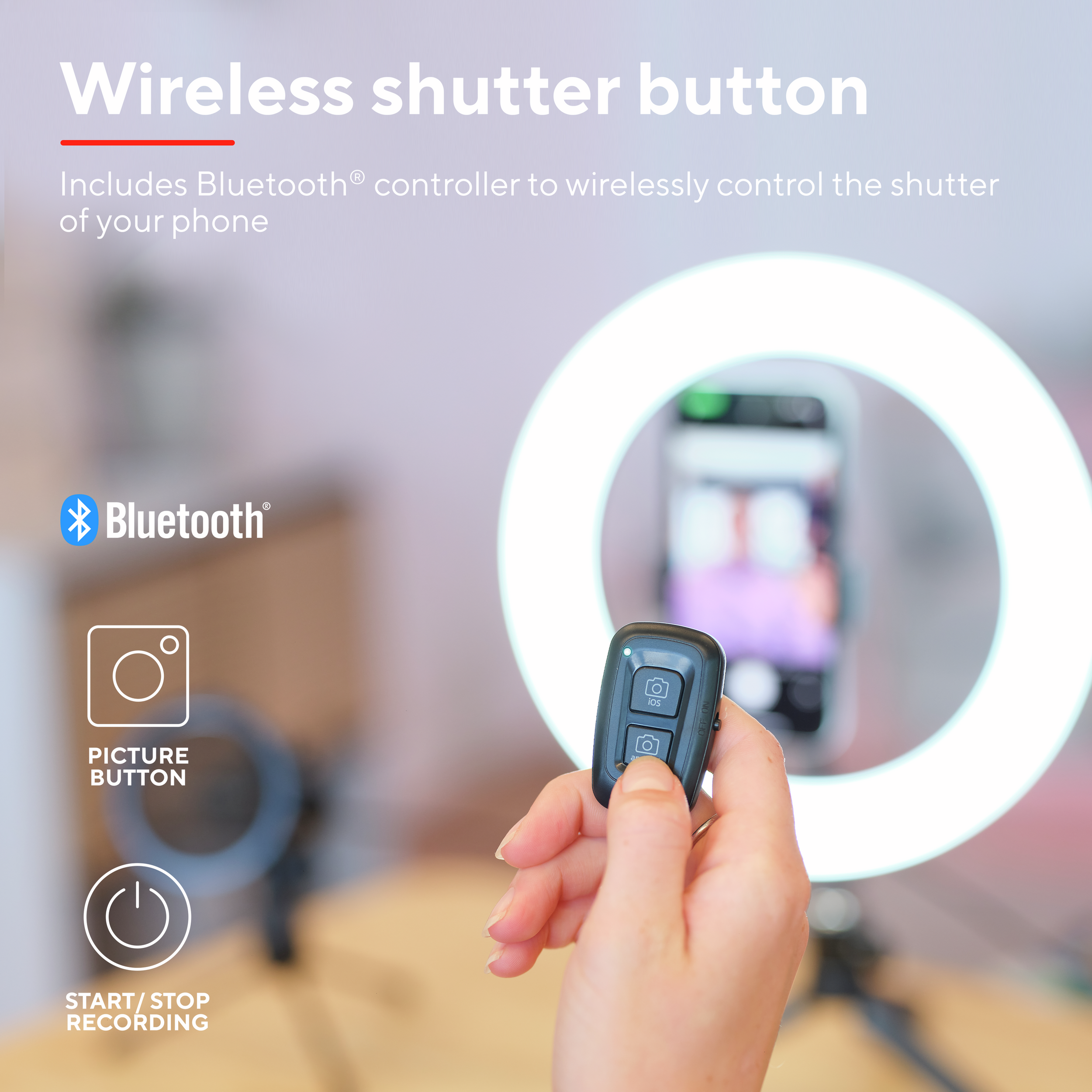 Mano che tiene un telecomando Bluetooth. Anello luminoso e telefono visibili. Testo: Pulsante otturatore wireless.