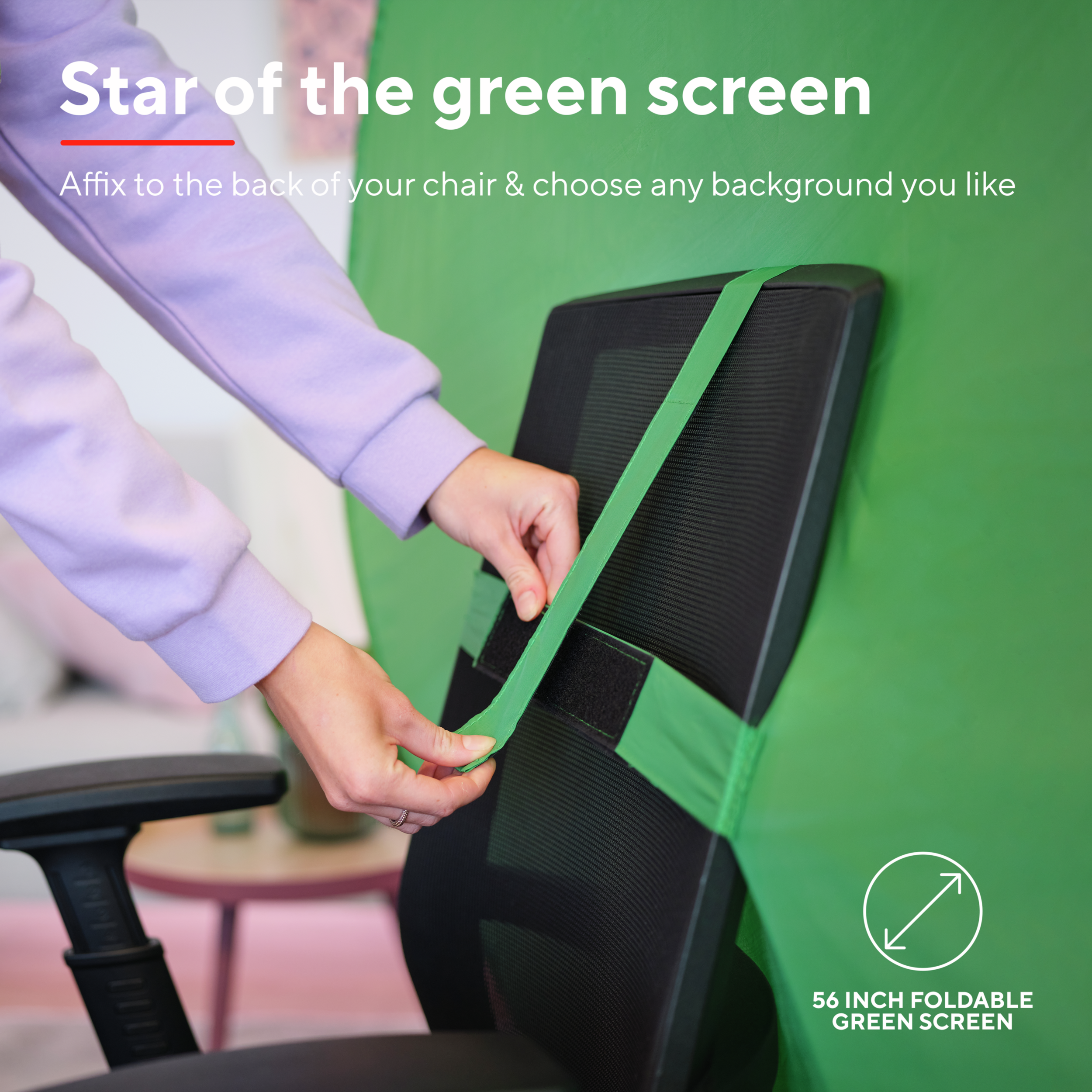 Una donna attacca un green screen allo schienale di una sedia da ufficio nera. Il testo recita 'Star of the green screen'.