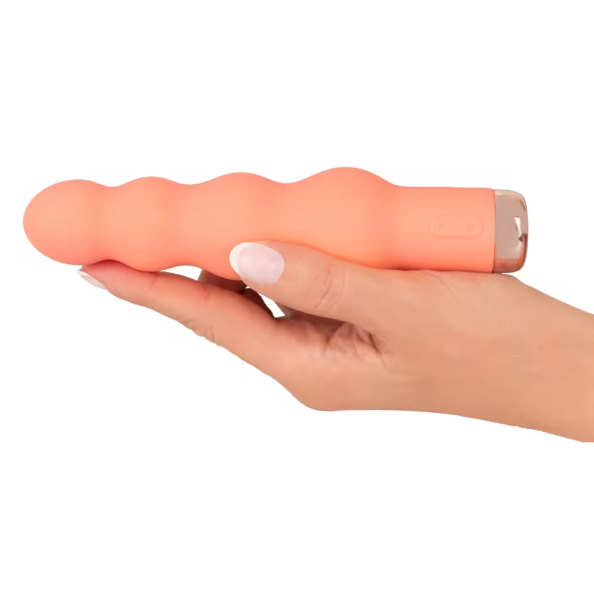 Hand, die ein pfirsichfarbenes Sexspielzeug hält. Weißer Hintergrund. Das Spielzeug hat ein gebogenes Design.