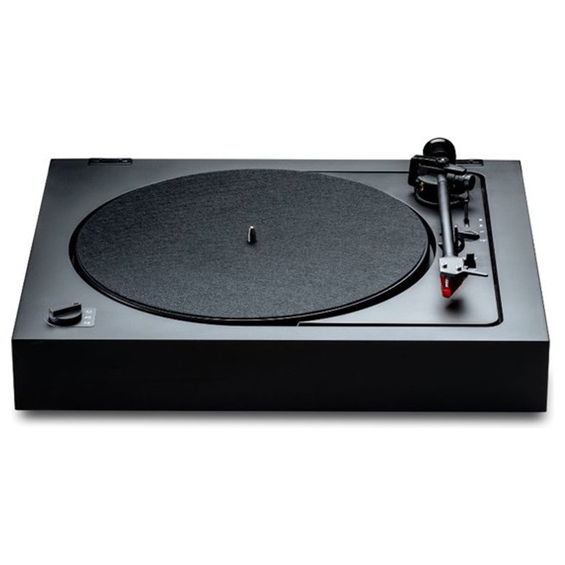 Czarny gramofon na białym tle. Ma okrągły talerz z filcu i ramię.