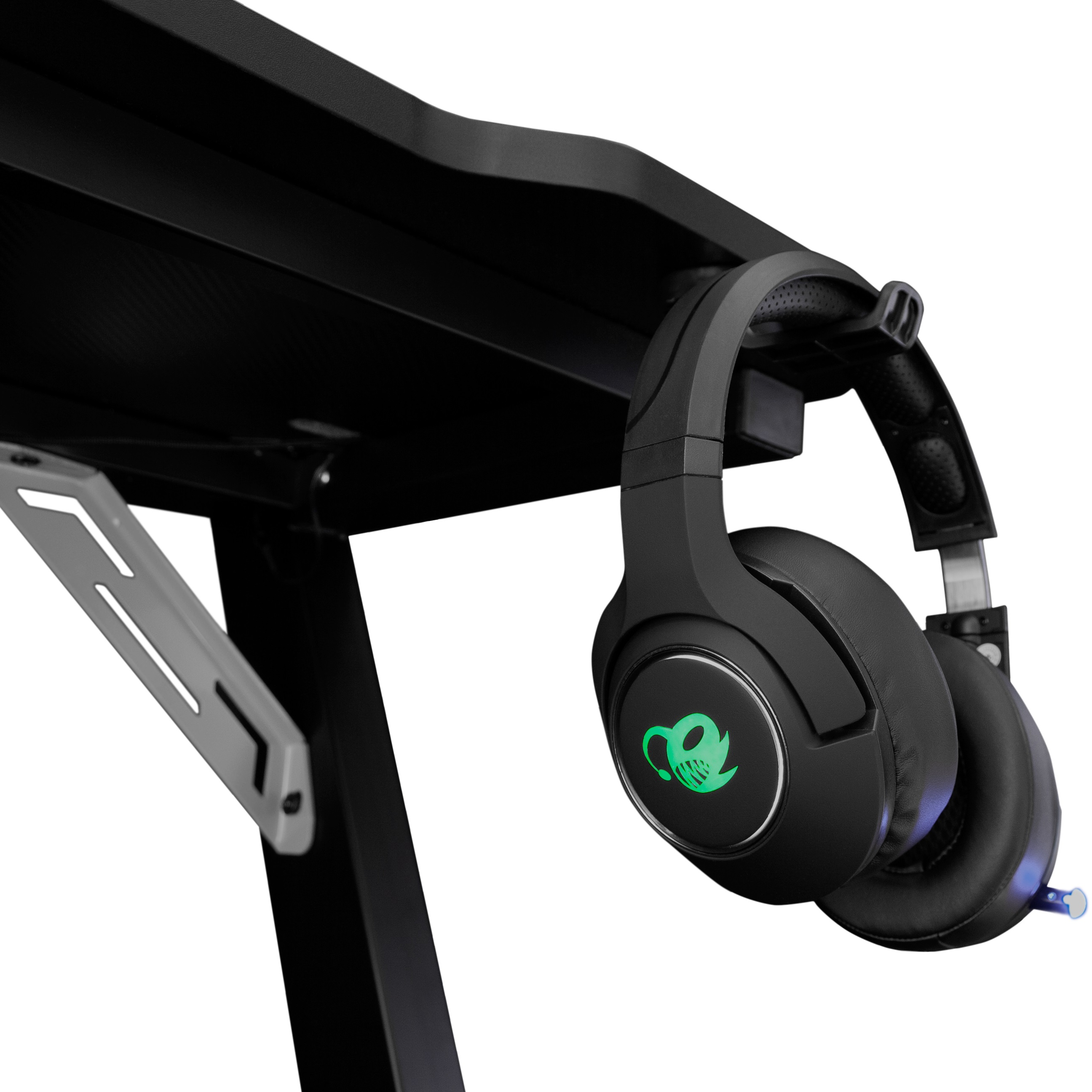Auriculares negros colgando de un escritorio negro. Los auriculares tienen un logo verde.