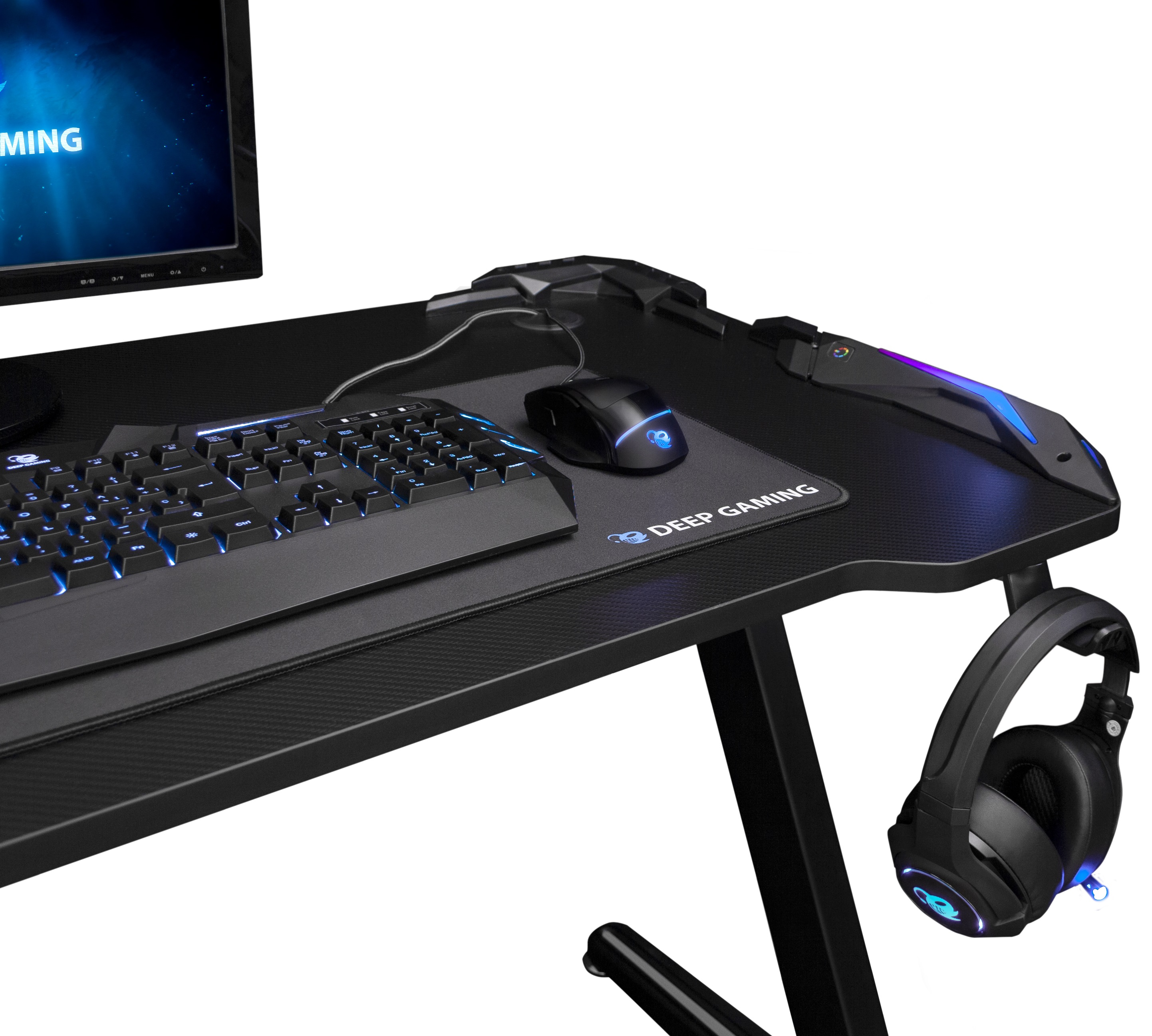 Escritorio de juegos con teclado, ratón, auriculares y monitor. El escritorio es negro.