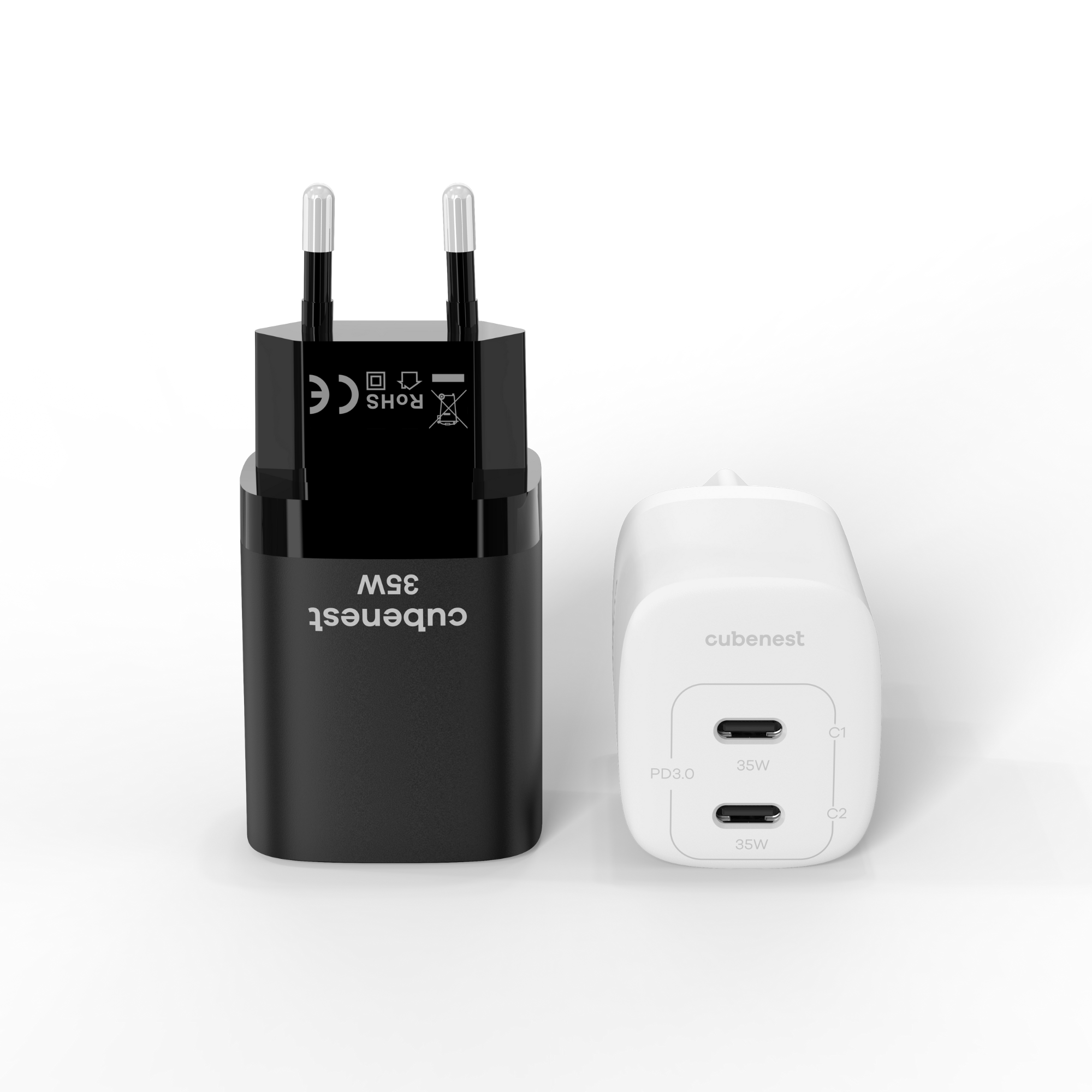 Caricabatterie Cubenest 35W bianchi e neri. Uno è collegato, l'altro è un caricabatterie USB-C.