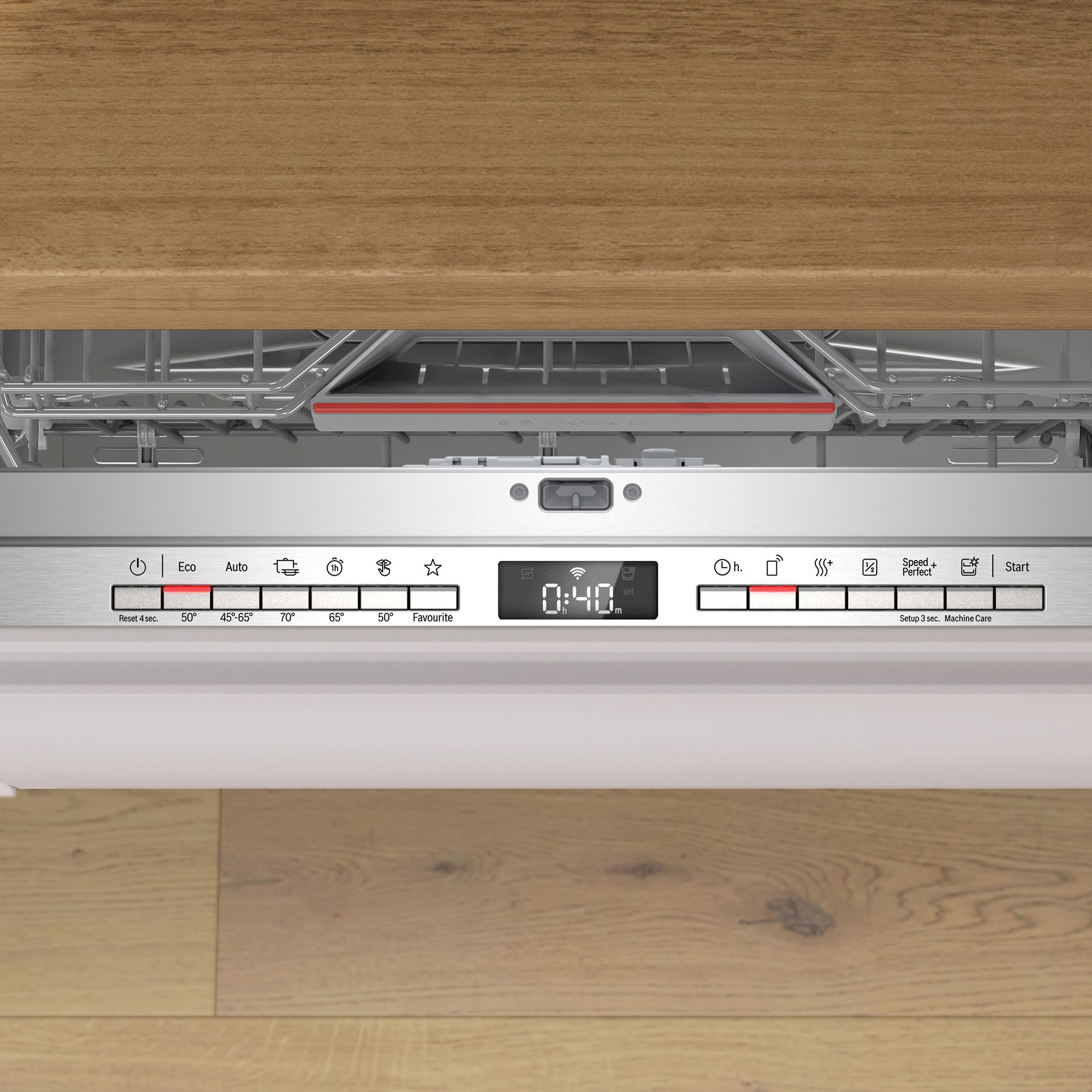 Primo piano del pannello di controllo di una lavastoviglie con display digitale e pulsanti programma.